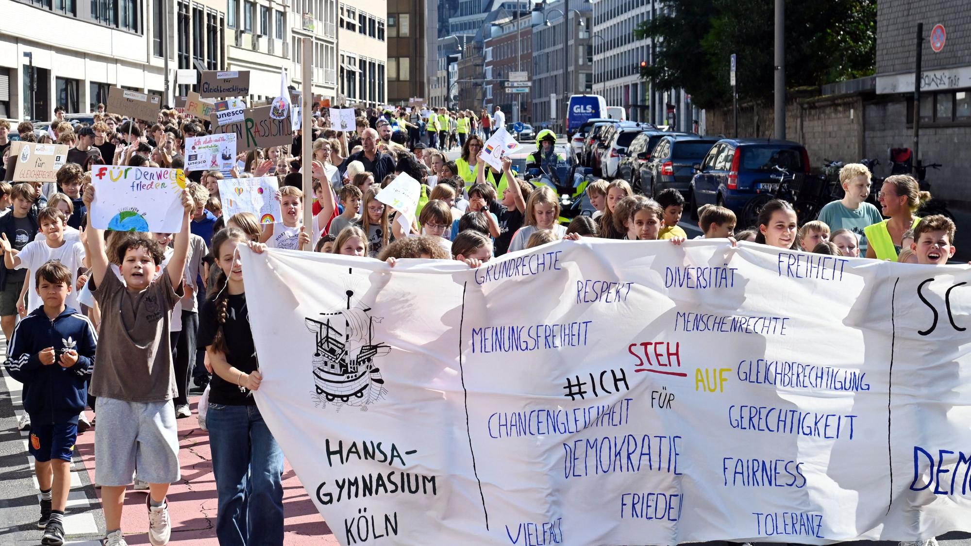 Schülerinnen und Schüler des Hansa-Gymnasiums bei einer Demonstration in der Kölner Innenstadt