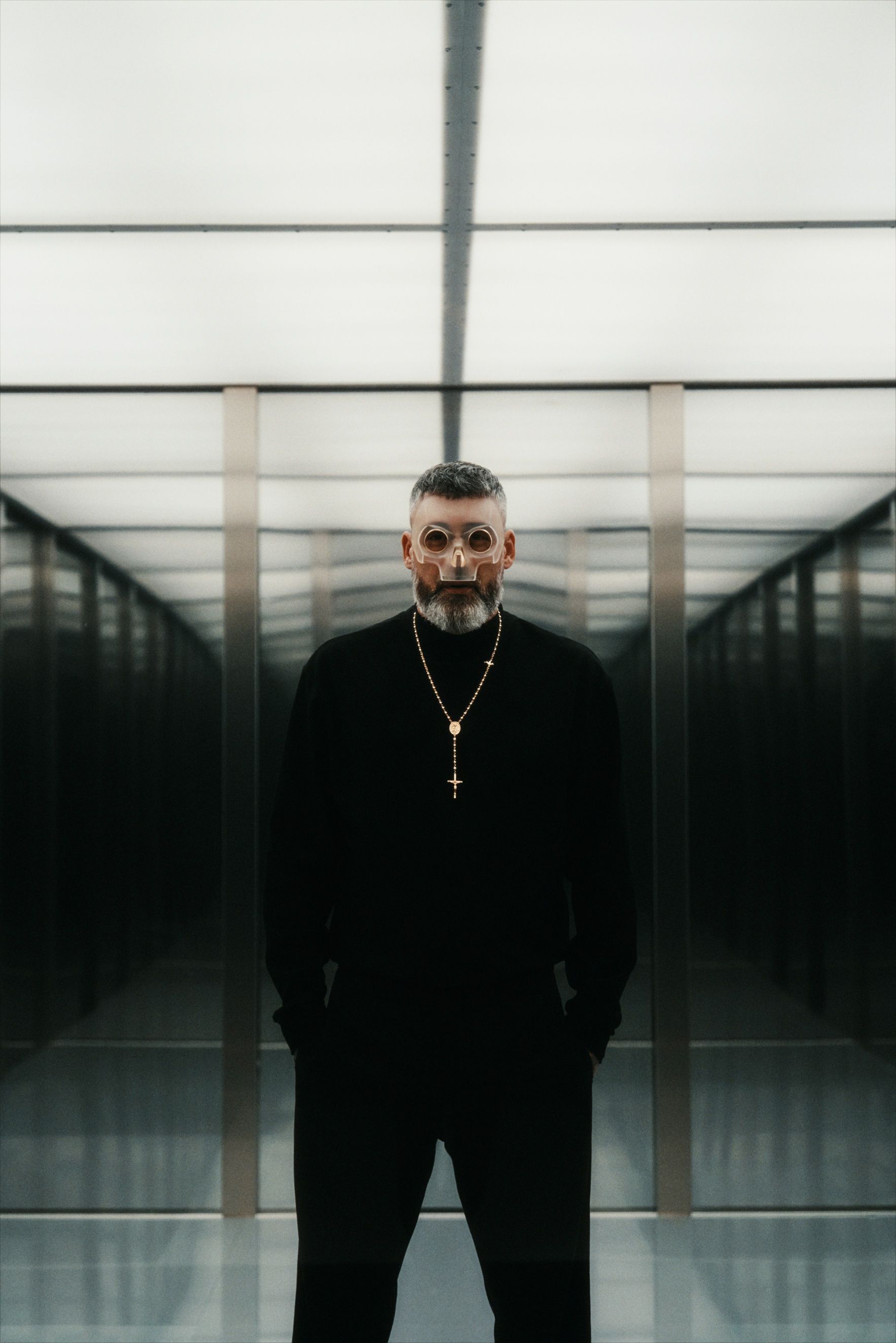 Rapper Sido mit durchsichtiger Maske