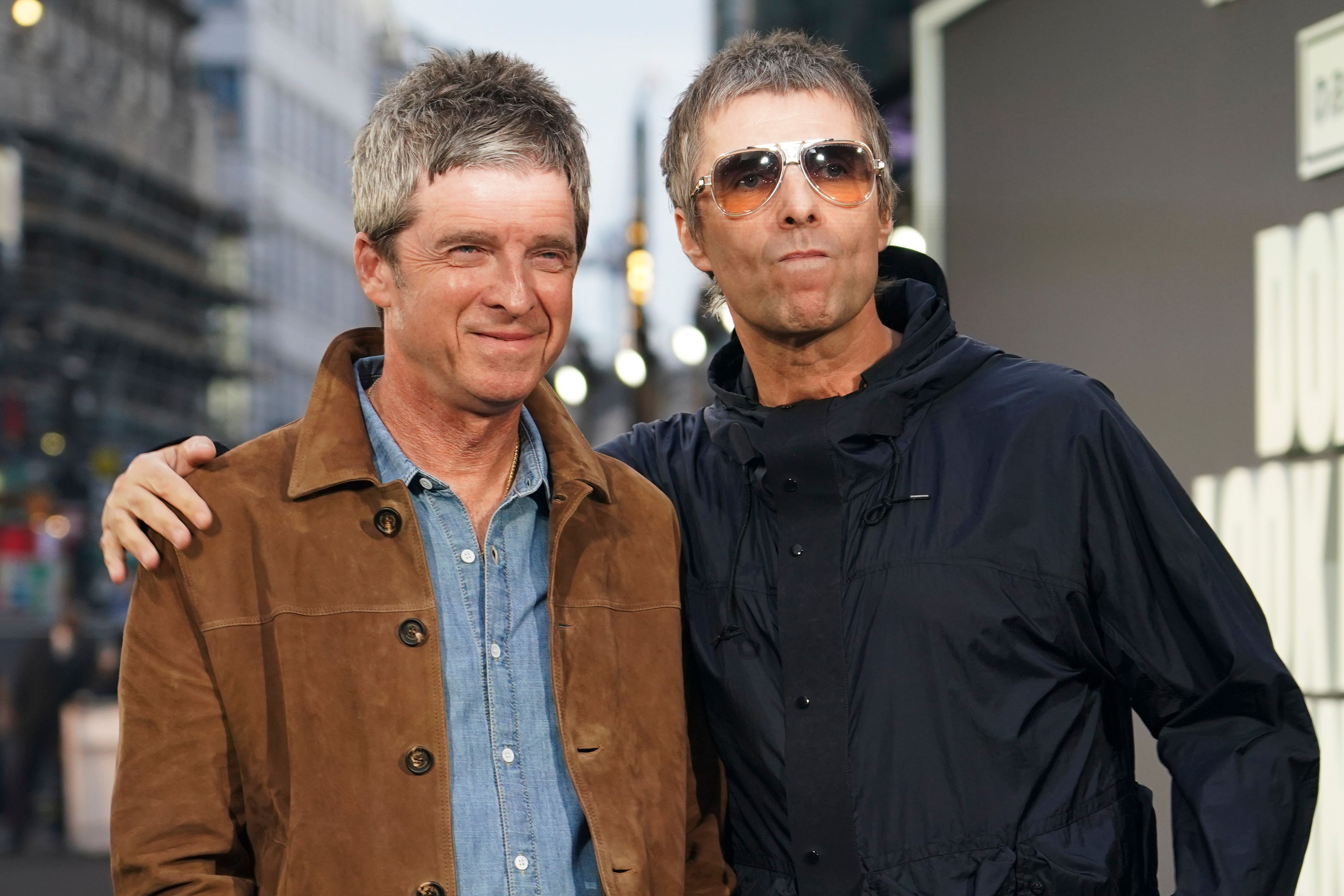 Liam Gallagher (r.) und Noel Gallagher bei ihrer Ankunft zur britischen Premiere des Films „Oasis: Don’t Look Back In Anger“.