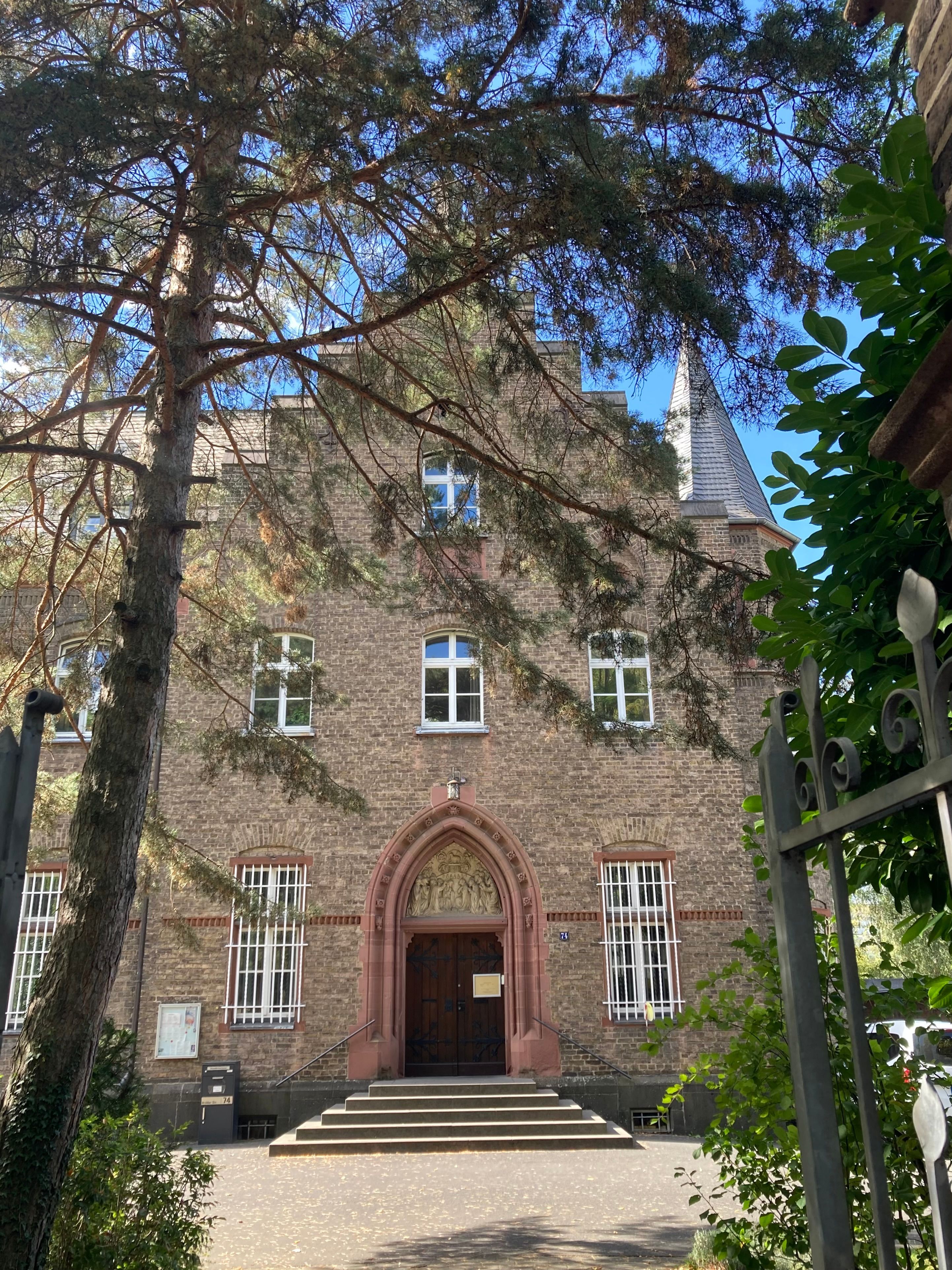 Im Tympanon des Portals des Benediktinerinnenklosters ist die Anbetung des Lammes dargestellt, eine Szene aus der Offenbarung des Johannes.