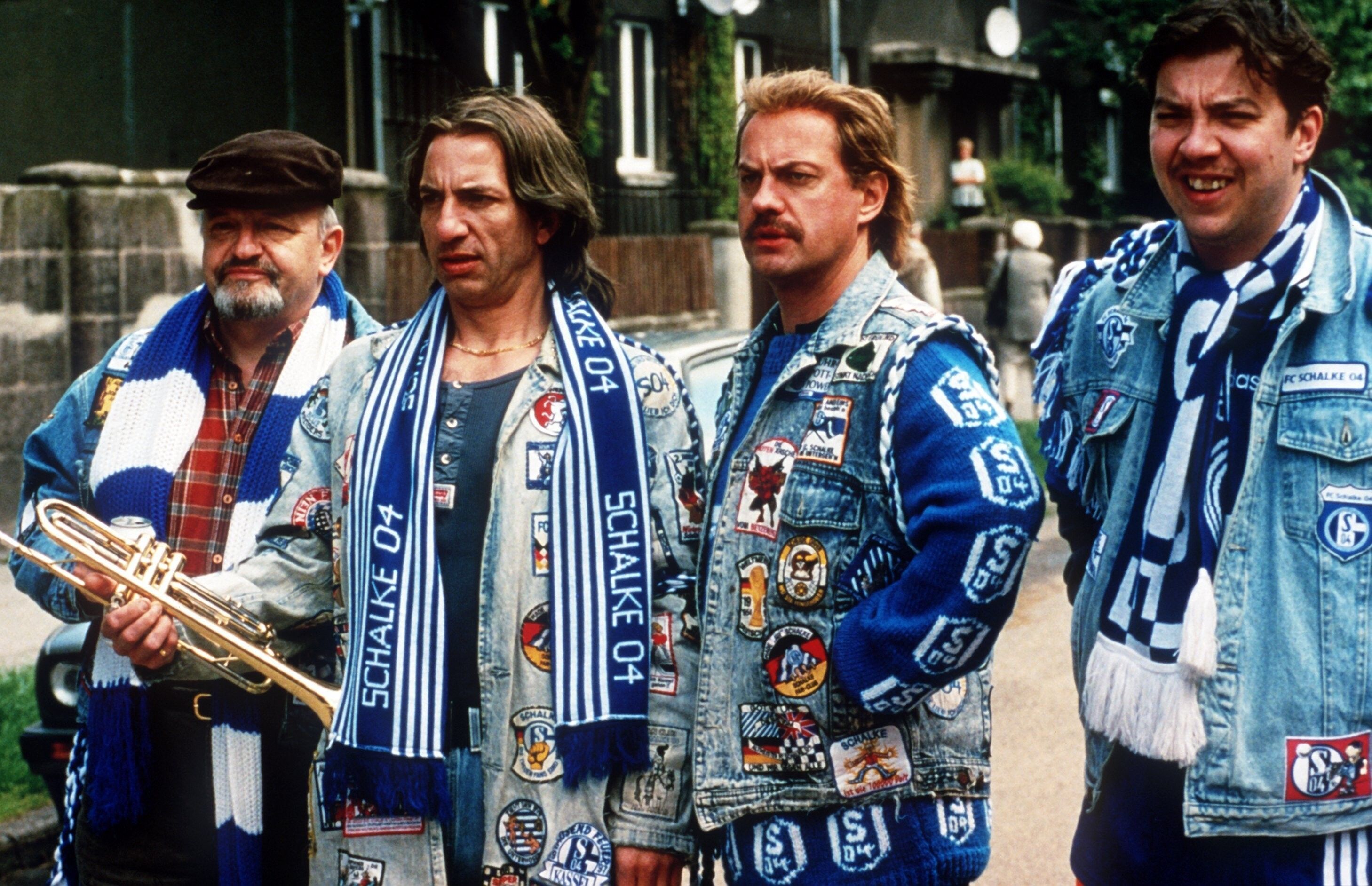 Das Archivbild von 1999 zeigt Hans Pollak (Uwe Ochsenknecht, 2.v.r.), Edelfan des Fußball-Erstligisten FC Schalke 04, der im neuen Kinofilm "Fußball ist unser Leben" (Szenenfoto) neben seinen Kumpels vom Fanclub "Dios Knappen Gelsenkirchen", Theo (Walter Gontermann, l), Mike (Ralf Richter) und Bernie (Michael Sideris, r) steht.