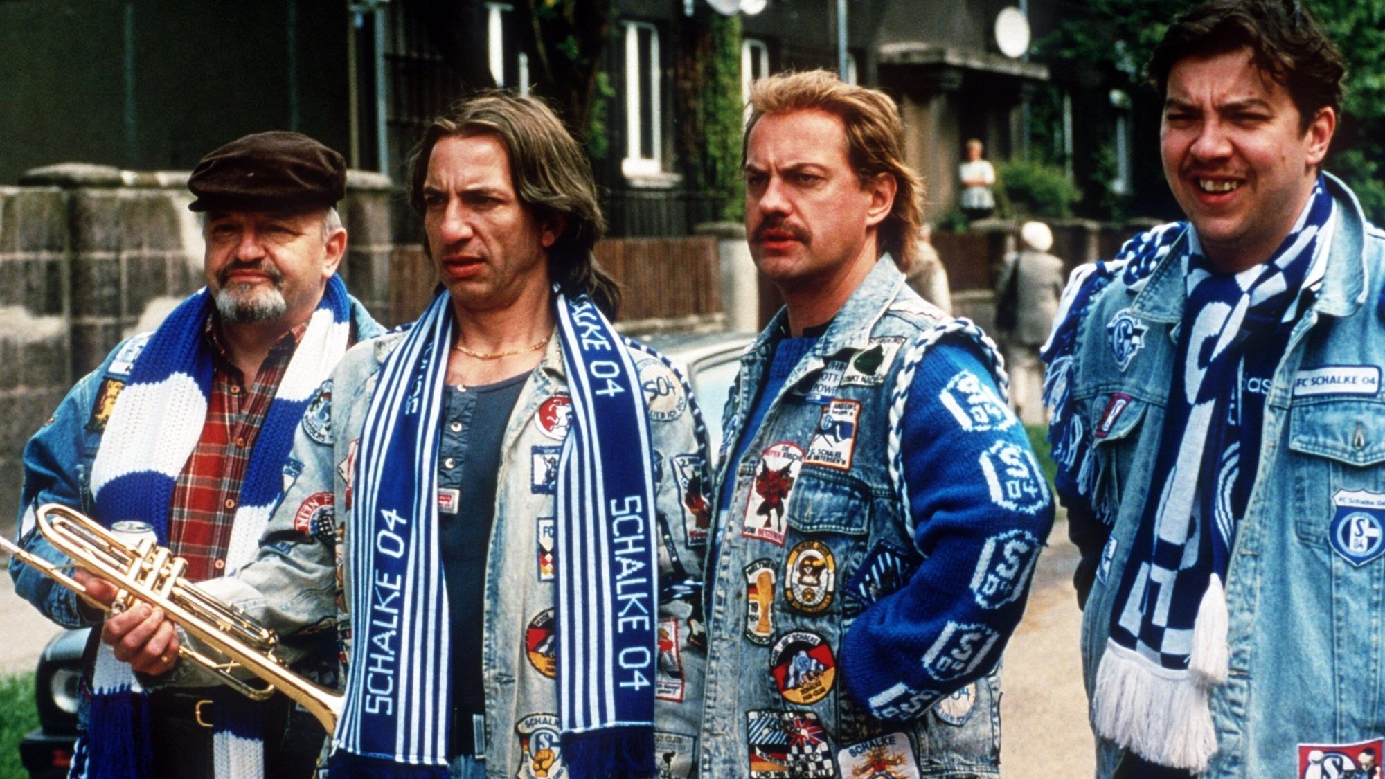 Das Archivbild von 1999 zeigt Hans Pollak (Uwe Ochsenknecht, 2.v.r.), Edelfan des Fußball-Erstligisten FC Schalke 04, der im neuen Kinofilm "Fußball ist unser Leben" (Szenenfoto) neben seinen Kumpels vom Fanclub "Dios Knappen Gelsenkirchen", Theo (Walter Gontermann, l), Mike (Ralf Richter) und Bernie (Michael Sideris, r) steht.