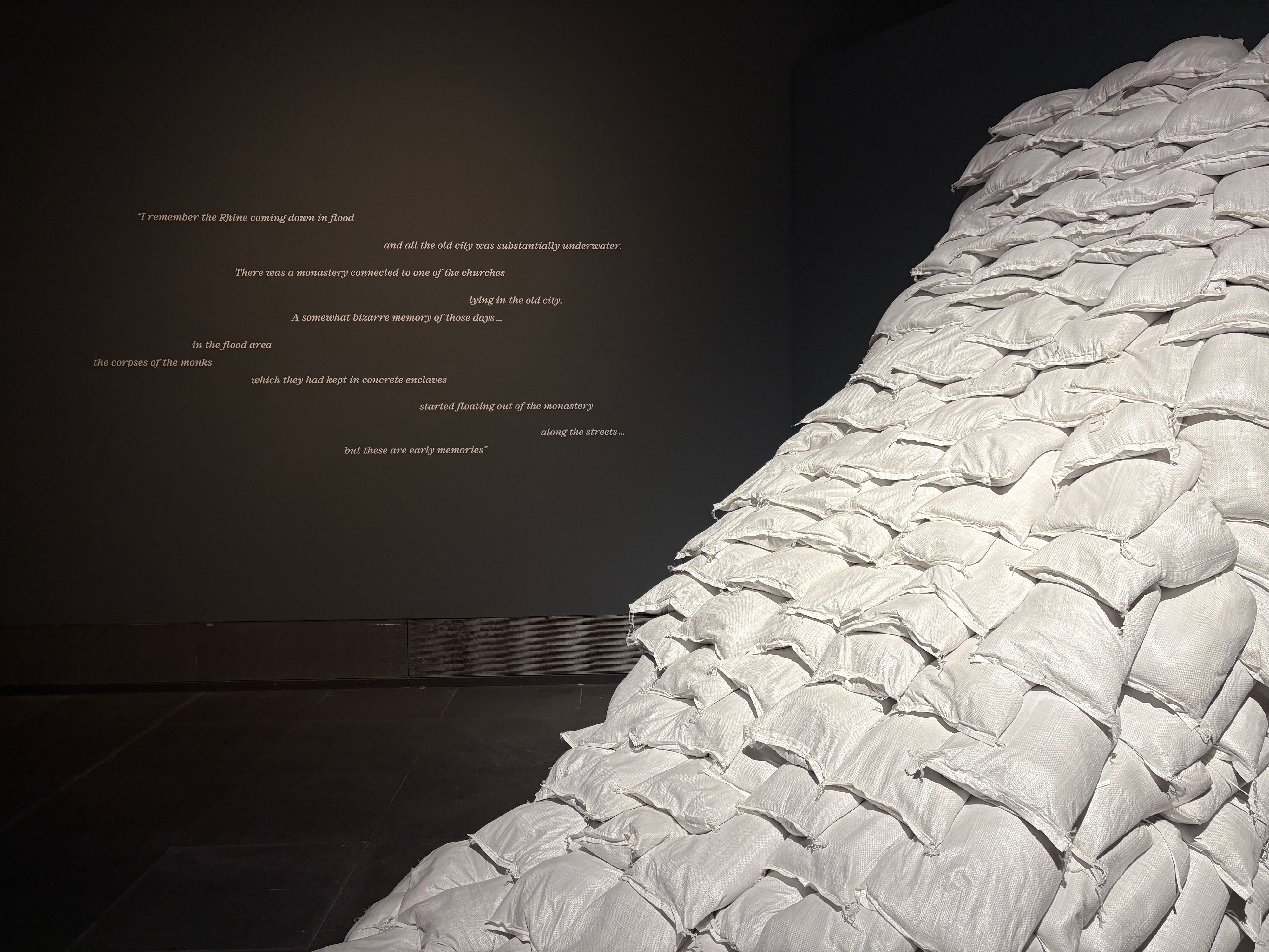 In der Ausstellung bilden sich aus Installationen, Fotografien und Video-Arbeiten Fragmente verschiedenster Identitäten und Erfahrungen.
