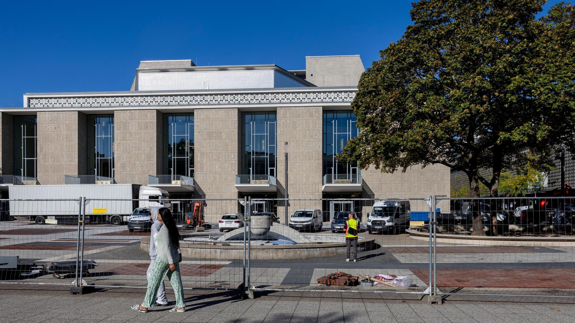 Der Bauzaun vor der Oper am Offenbachplatz steht noch.