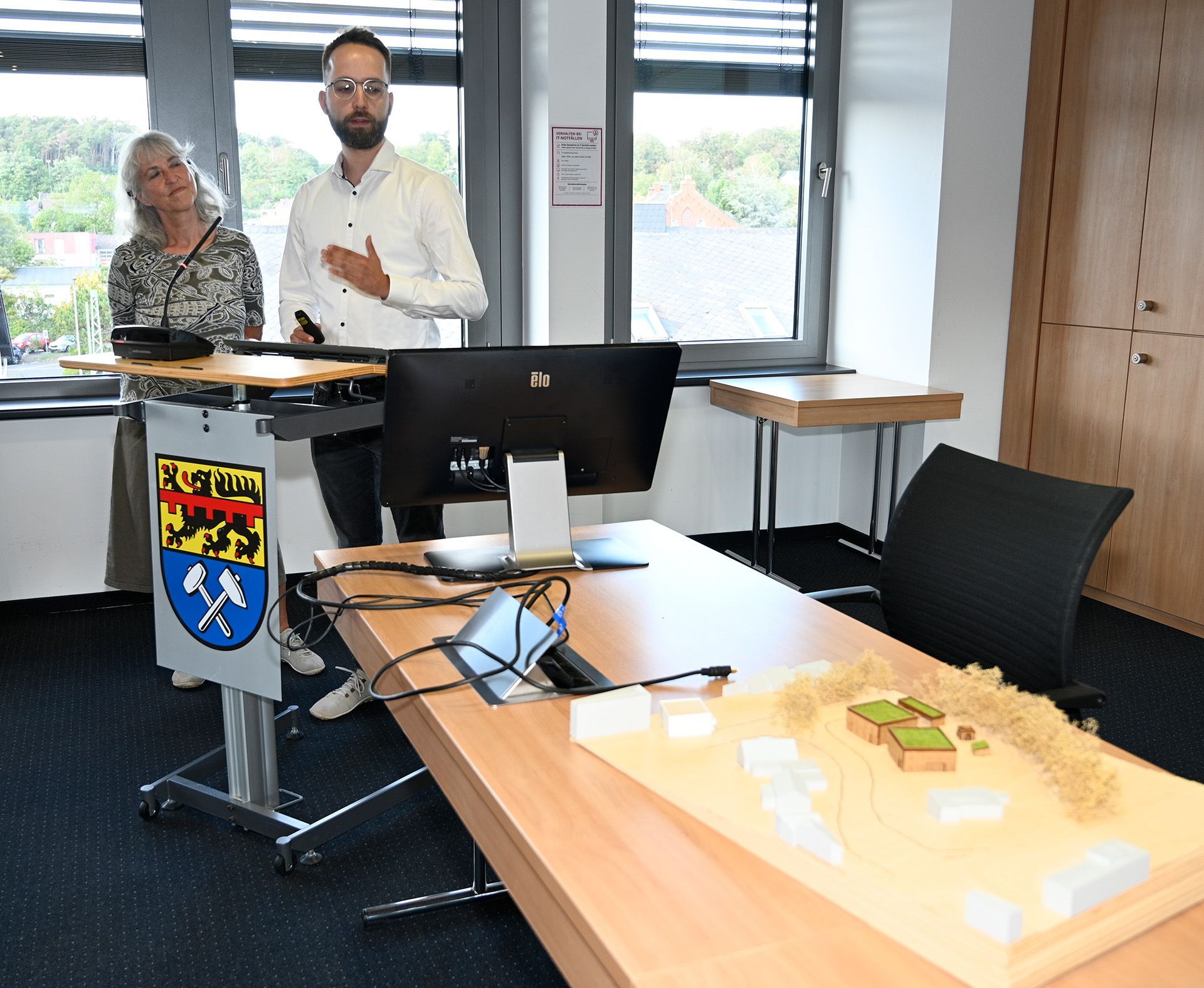 Roswitha und Lukas Latzke stehen nebeneinander an einem Rednerpult.