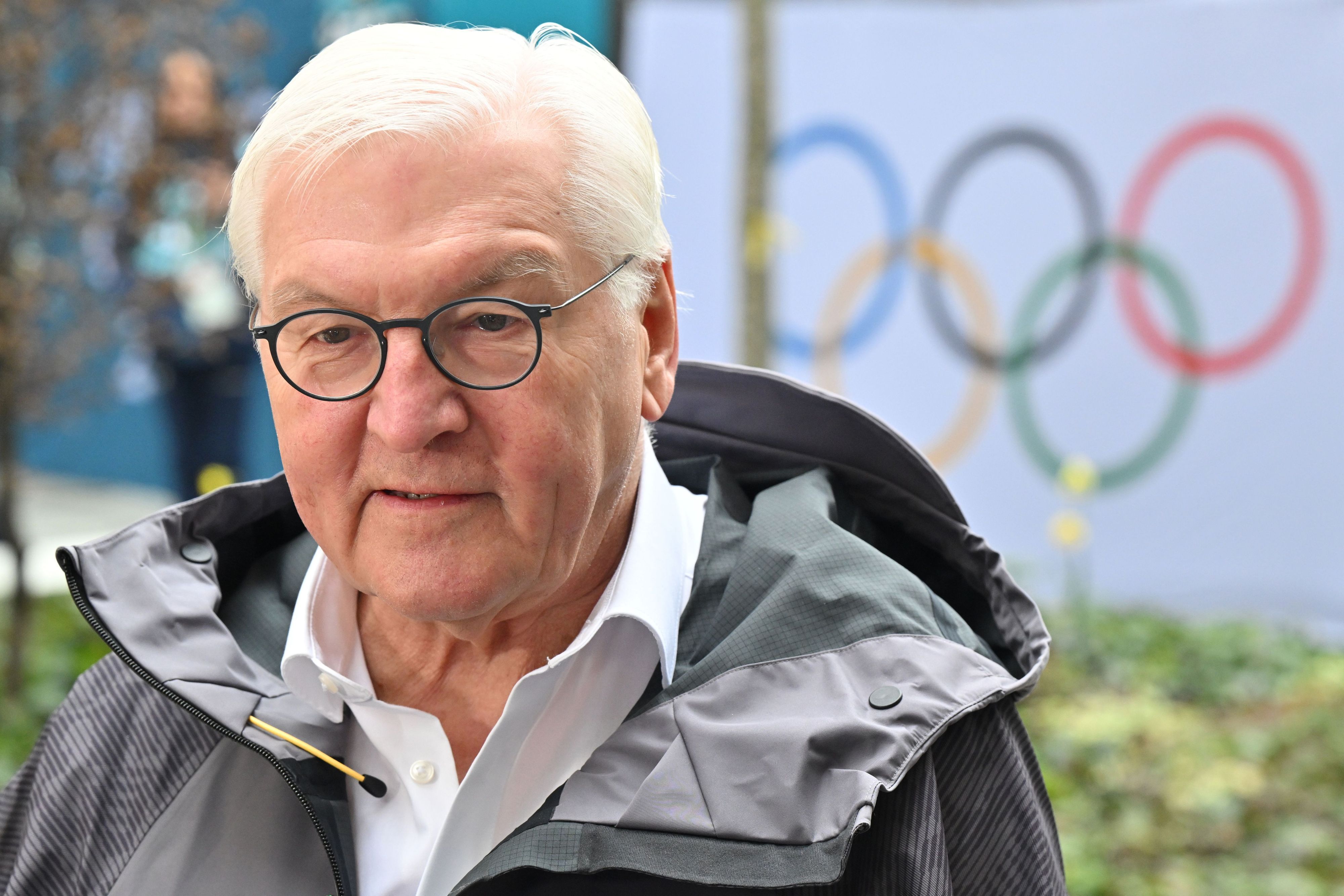 Bundespräsident Frank-Walter Steinmeier vor den olympischen Ringen.