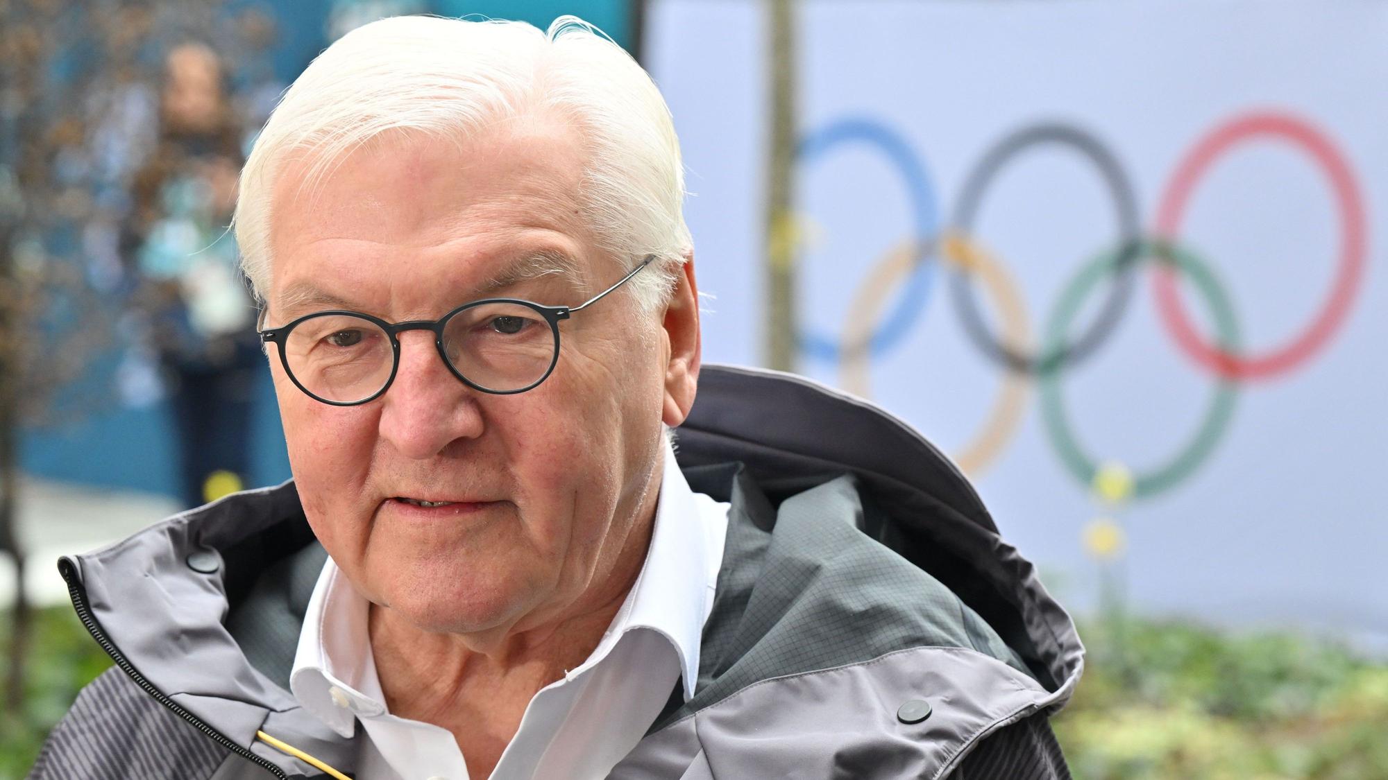 Bundespräsident Frank-Walter Steinmeier vor den olympischen Ringen.