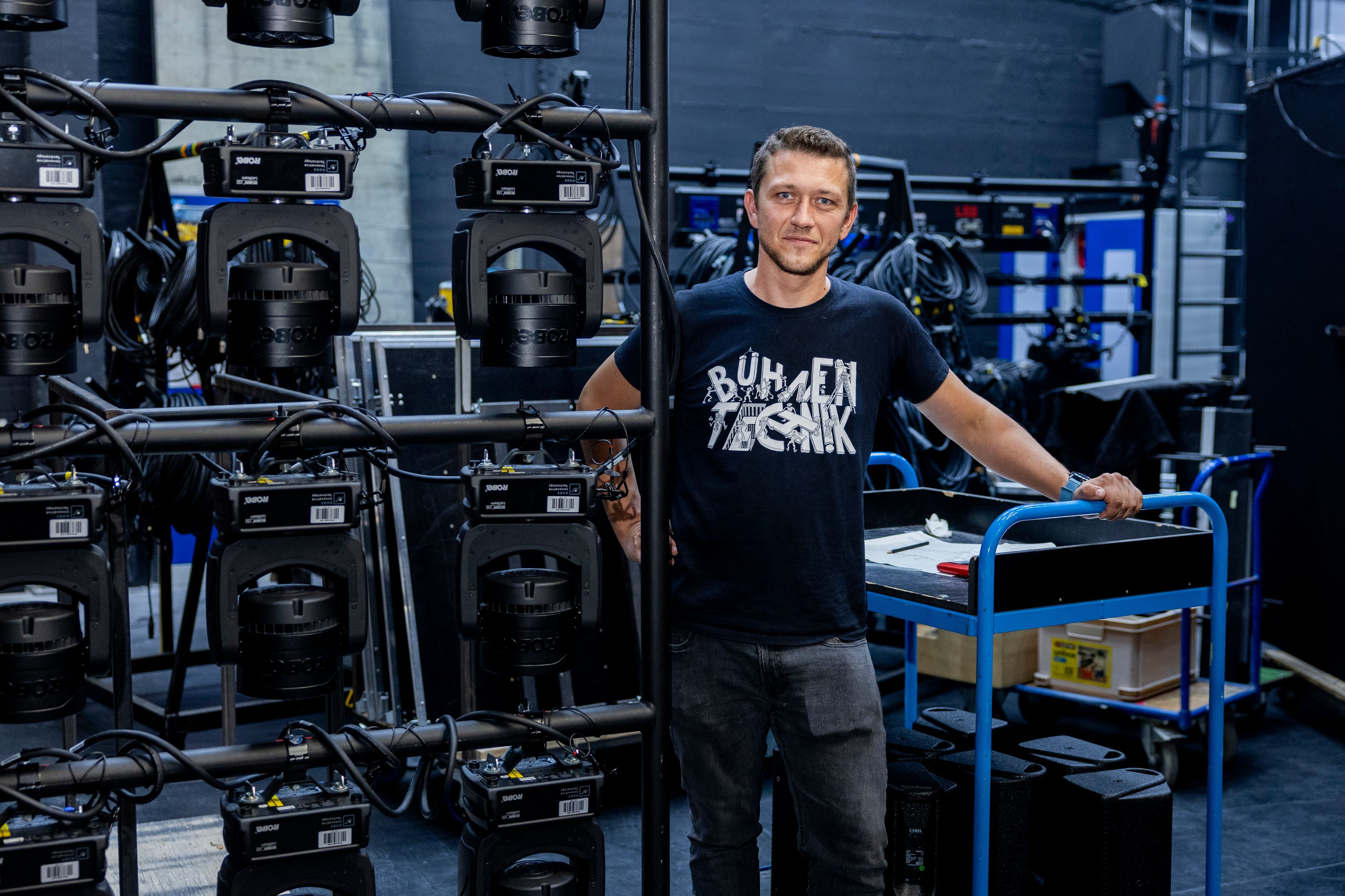 Bühneninspektor Sebastian Dries ist einer der wenigen, der auch schon im alten Haus gearbeitet hat.