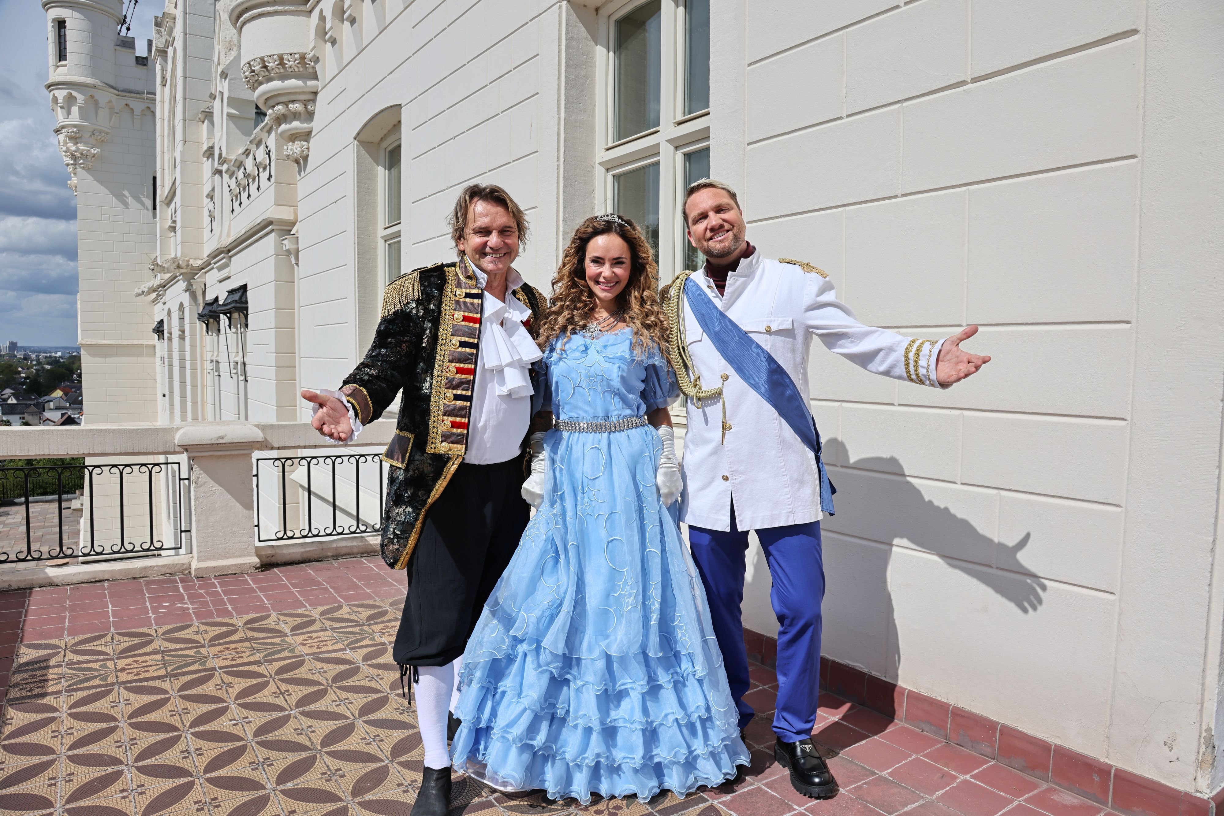 Einer der fünf Prinzen ist „Prince Charming“ Konstantin Streifling (r.), Sohn von Höhner-Mitglied Jens Streifling (l.). Als Prinzessin mischte auch Konstantins Ehefrau Jessica mit.