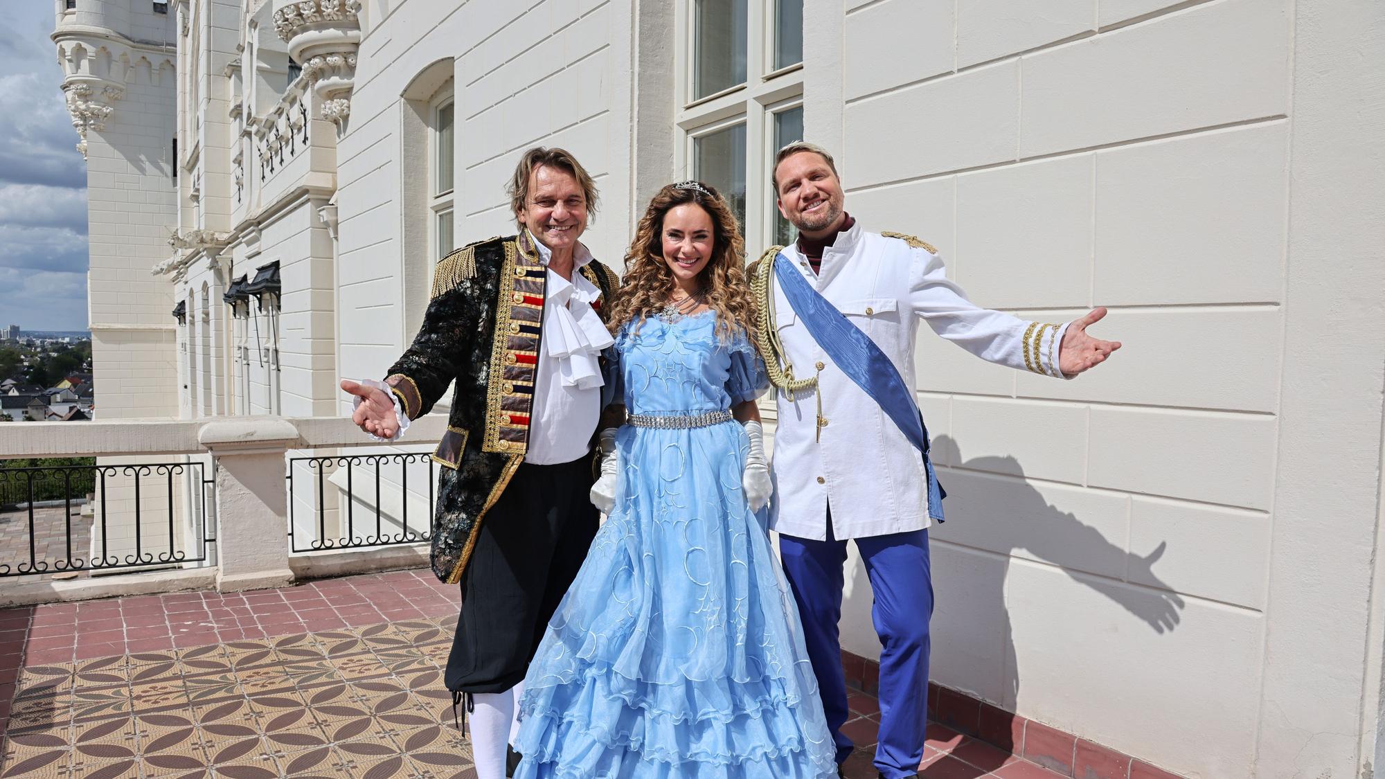 Einer der fünf Prinzen ist „Prince Charming“ Konstantin Streifling (r.), Sohn von Höhner-Mitglied Jens Streifling (l.). Als Prinzessin mischte auch Konstantins Ehefrau Jessica mit.