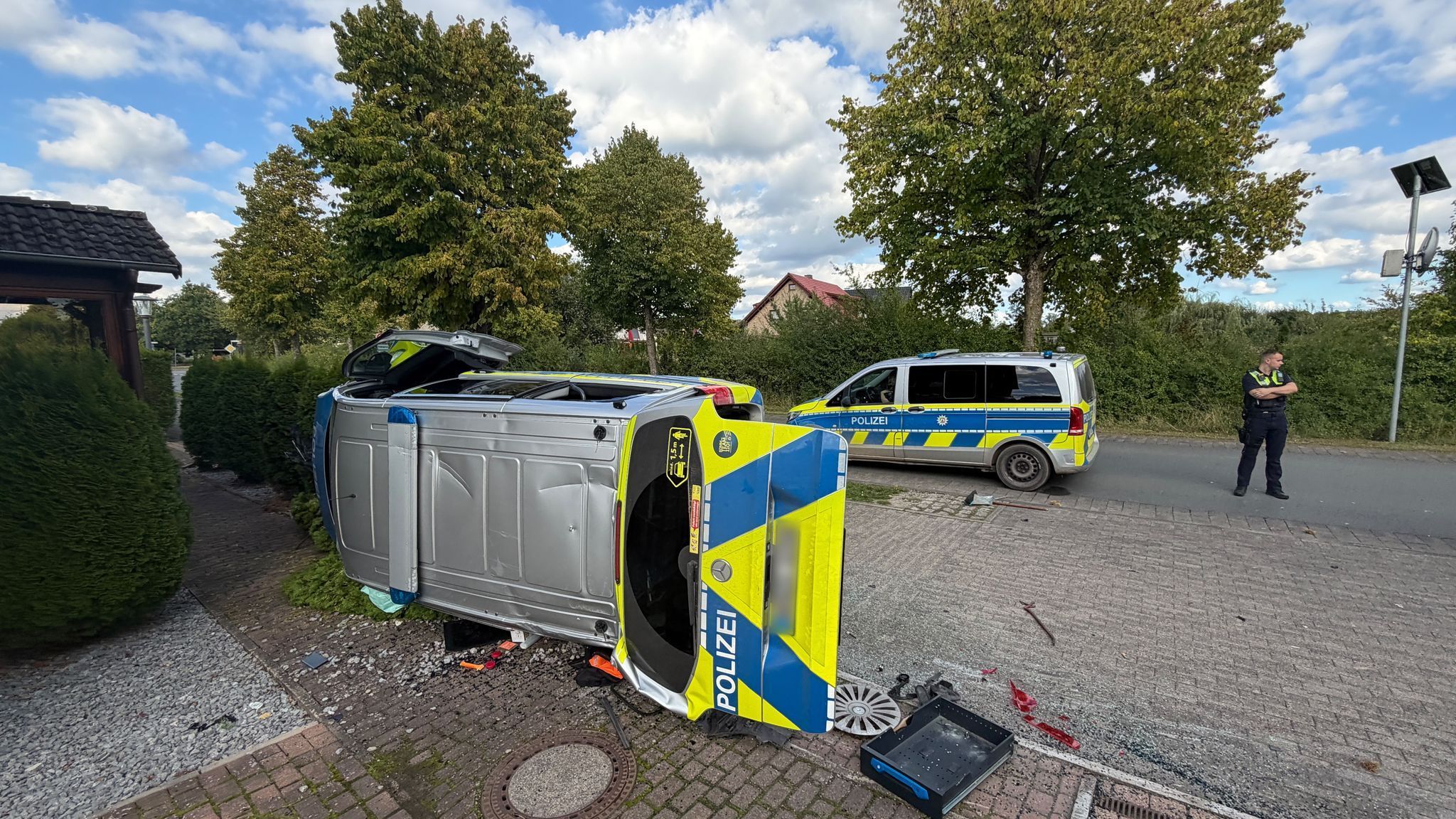 Streifenwagen landet bei Unfall auf der Seite