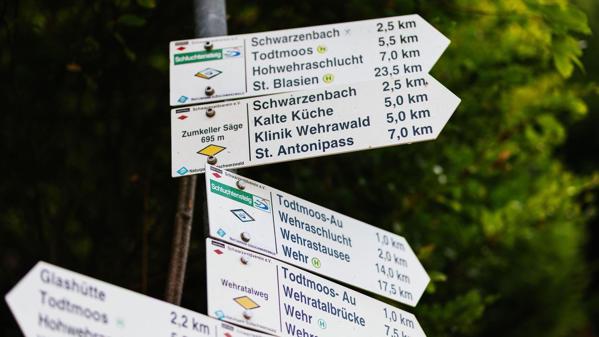 Wegweiser markieren den Schluchtensteig und nennen dabei auch andere Ziele. Die damals 26-jährige Scarlett Salice wird seit dem September 2020 vermisst, sie war von einer Wanderung entlang des Schluchtensteigs nahe Todtmoos nicht zurückgekehrt.