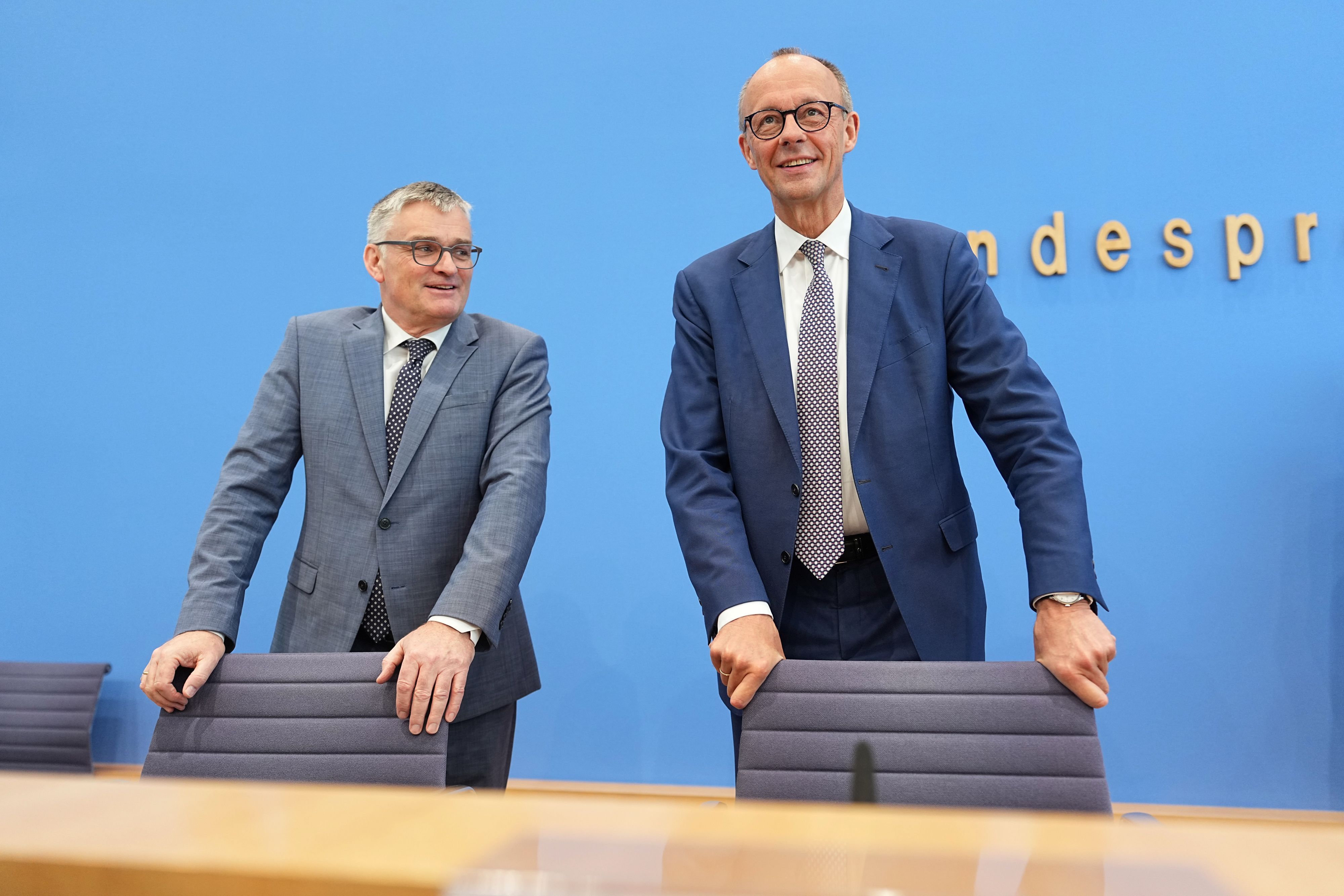Bundeskanzler Friedrich Merz (CDU, r.) zusammen mit Stefan Kornelius, Sprecher der Bundesregierung, bei der Bundespressekonferenz. (Archivbild)