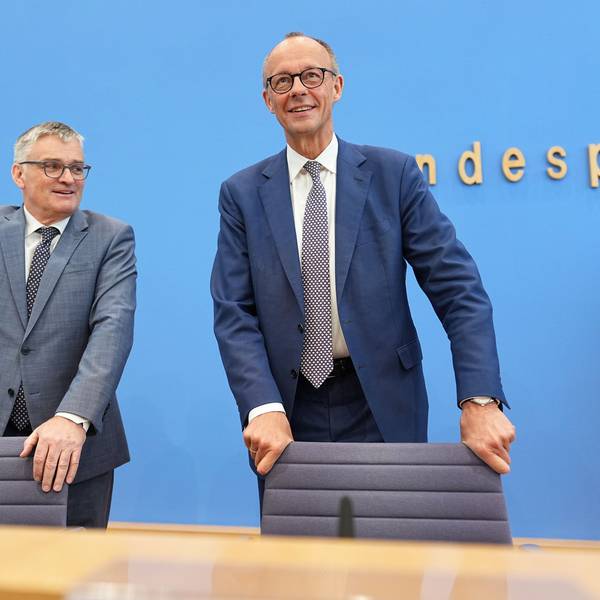Bundeskanzler Friedrich Merz (CDU, r.) zusammen mit Stefan Kornelius, Sprecher der Bundesregierung, bei der Bundespressekonferenz. (Archivbild)