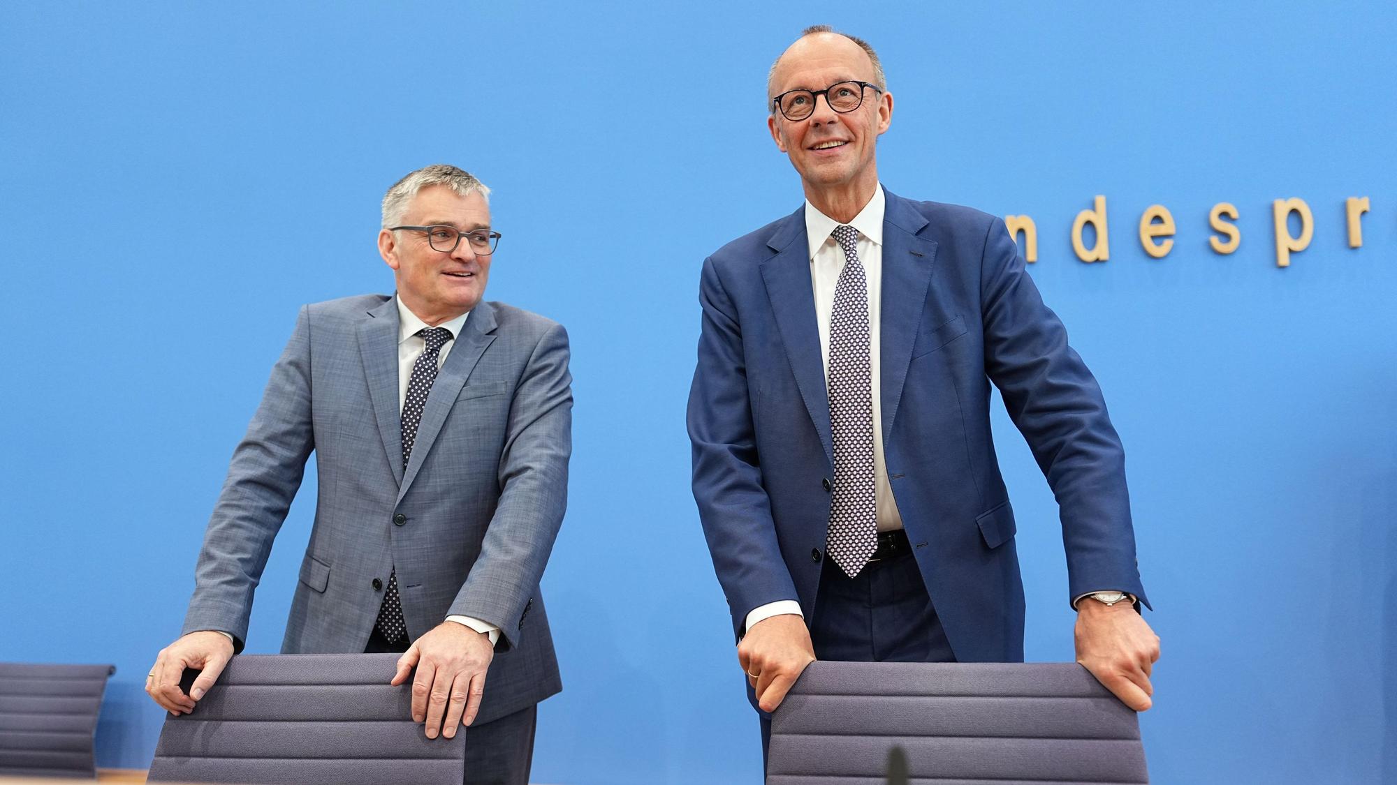 Bundeskanzler Friedrich Merz (CDU, r.) zusammen mit Stefan Kornelius, Sprecher der Bundesregierung, bei der Bundespressekonferenz. (Archivbild)