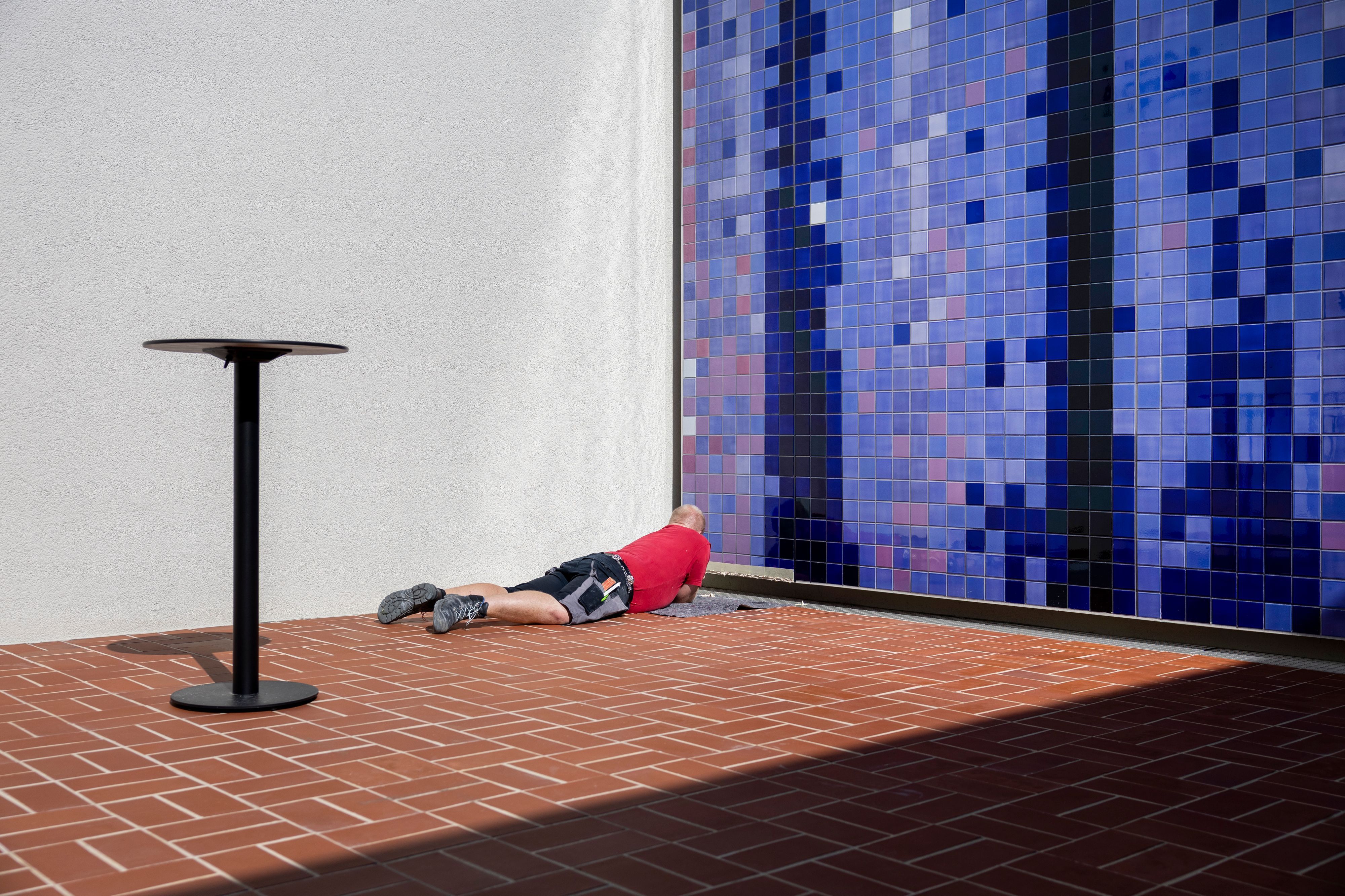 Letzte Arbeiten am neuen Mosaik der Künstlerin Shannon Bool im Patio.