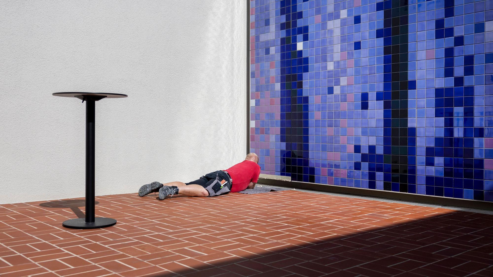 Letzte Arbeiten am neuen Mosaik der Künstlerin Shannon Bool im Patio.