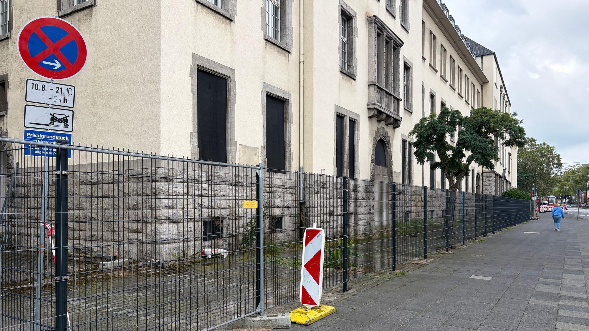 Der neue Zaun an der geplanten Flüchtlingsunterkunft.