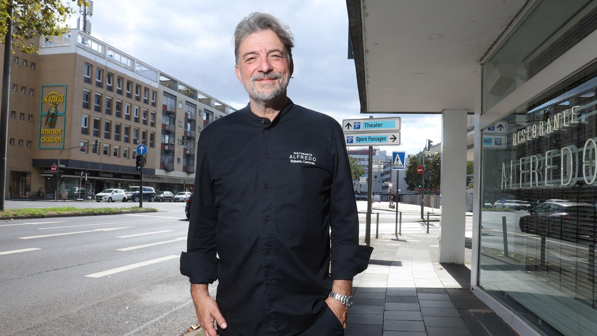 Roberto Carturan steht vor seinem Restaurant, dahinter ist der Offenbachplatz zu sehen.