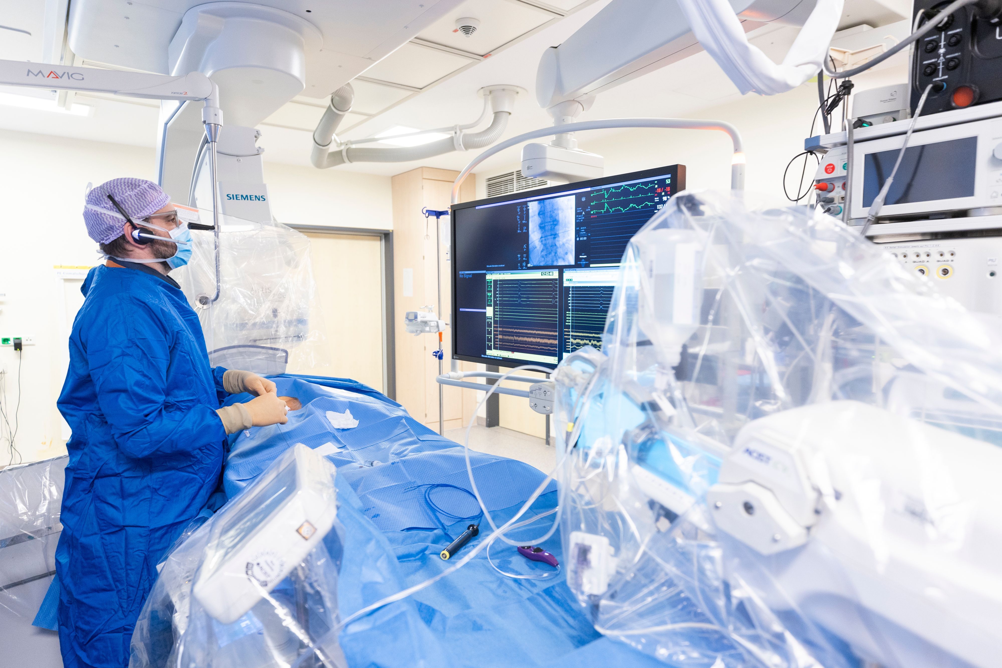 Ein Kardiologe nimmt im Herzkatheterlabor im Helios Klinikum Siegburg eine Untersuchung vor.