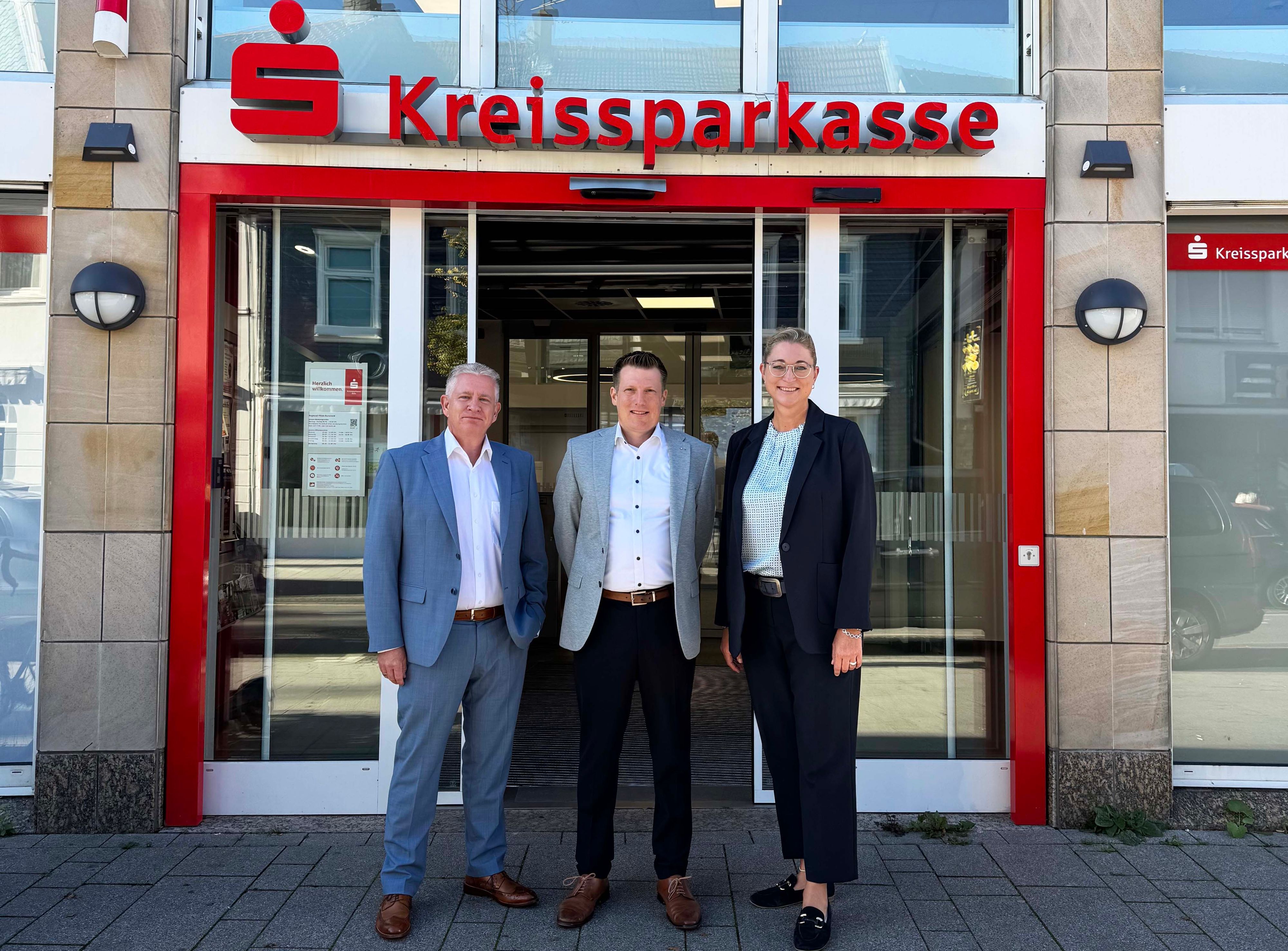 Marcel Feis, der neue Regionaldirektor der Kreissparkasse Burscheid, mit seinem Vorgänger Dirk Neubuß und Vorständin Christiane Bechem