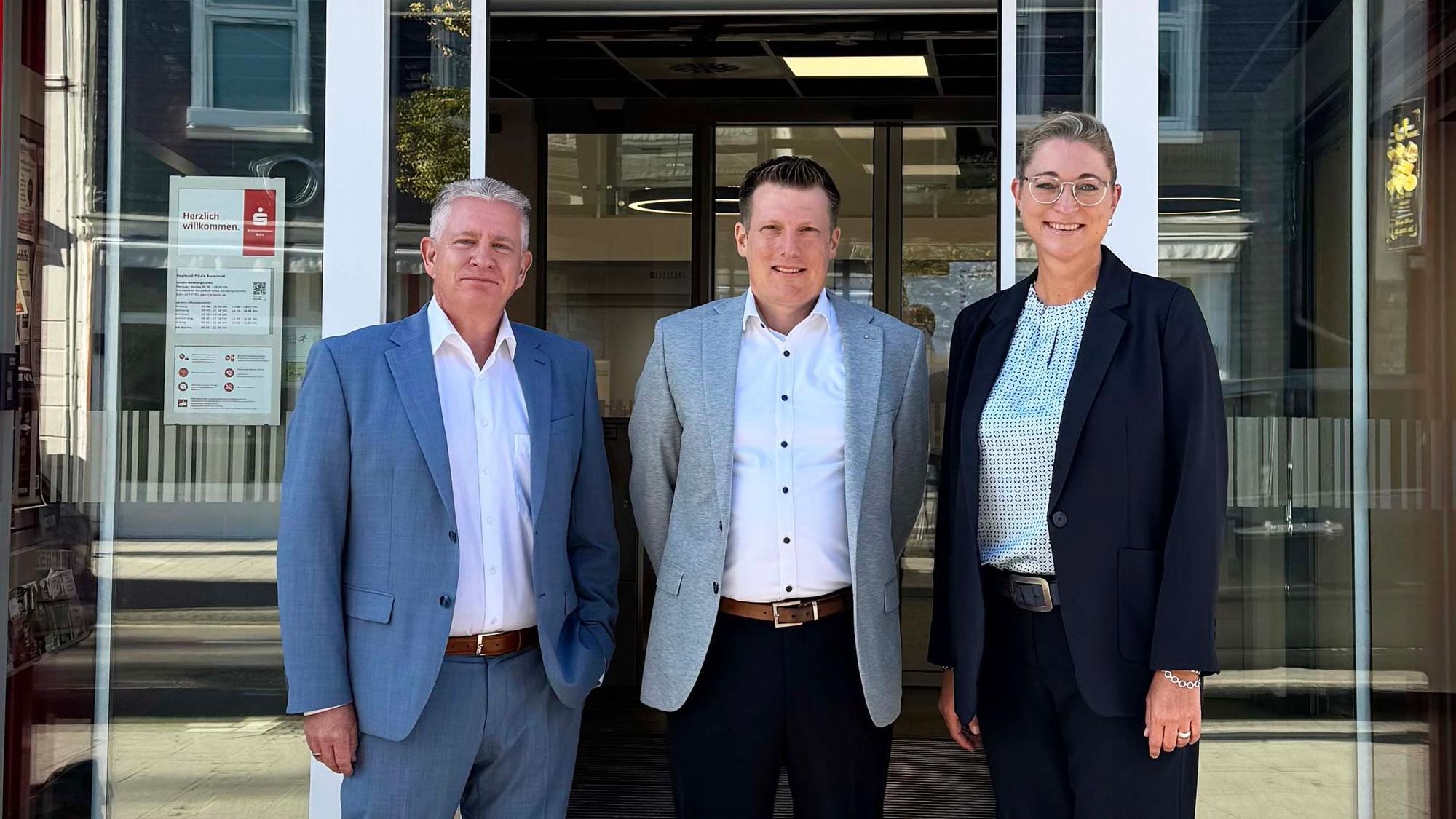 Marcel Feis, der neue Regionaldirektor der Kreissparkasse Burscheid, mit seinem Vorgänger Dirk Neubuß und Vorständin Christiane Bechem