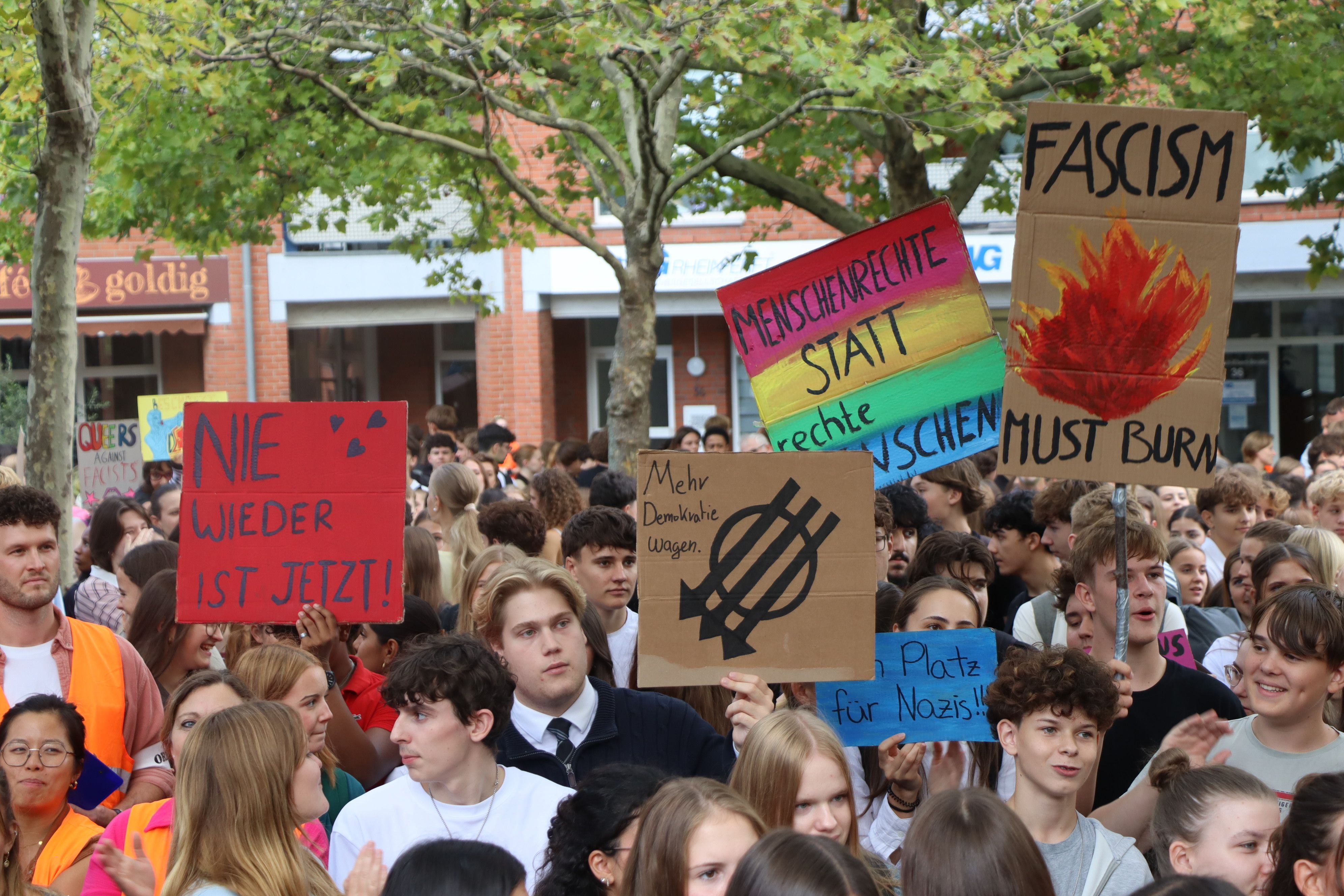 Das Foto zeigt dicht gedrängte Jugendliche auf dem Otto-Räcke-Platz mit Plakaten.