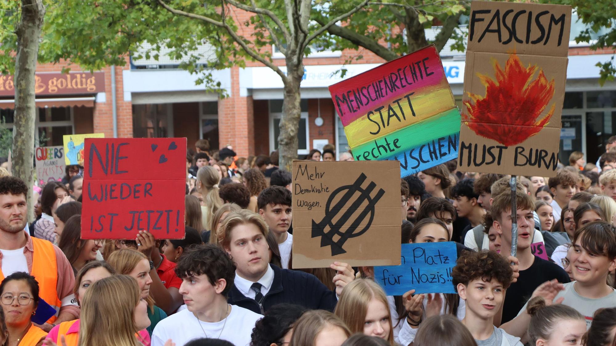 Das Foto zeigt dicht gedrängte Jugendliche auf dem Otto-Räcke-Platz mit Plakaten.