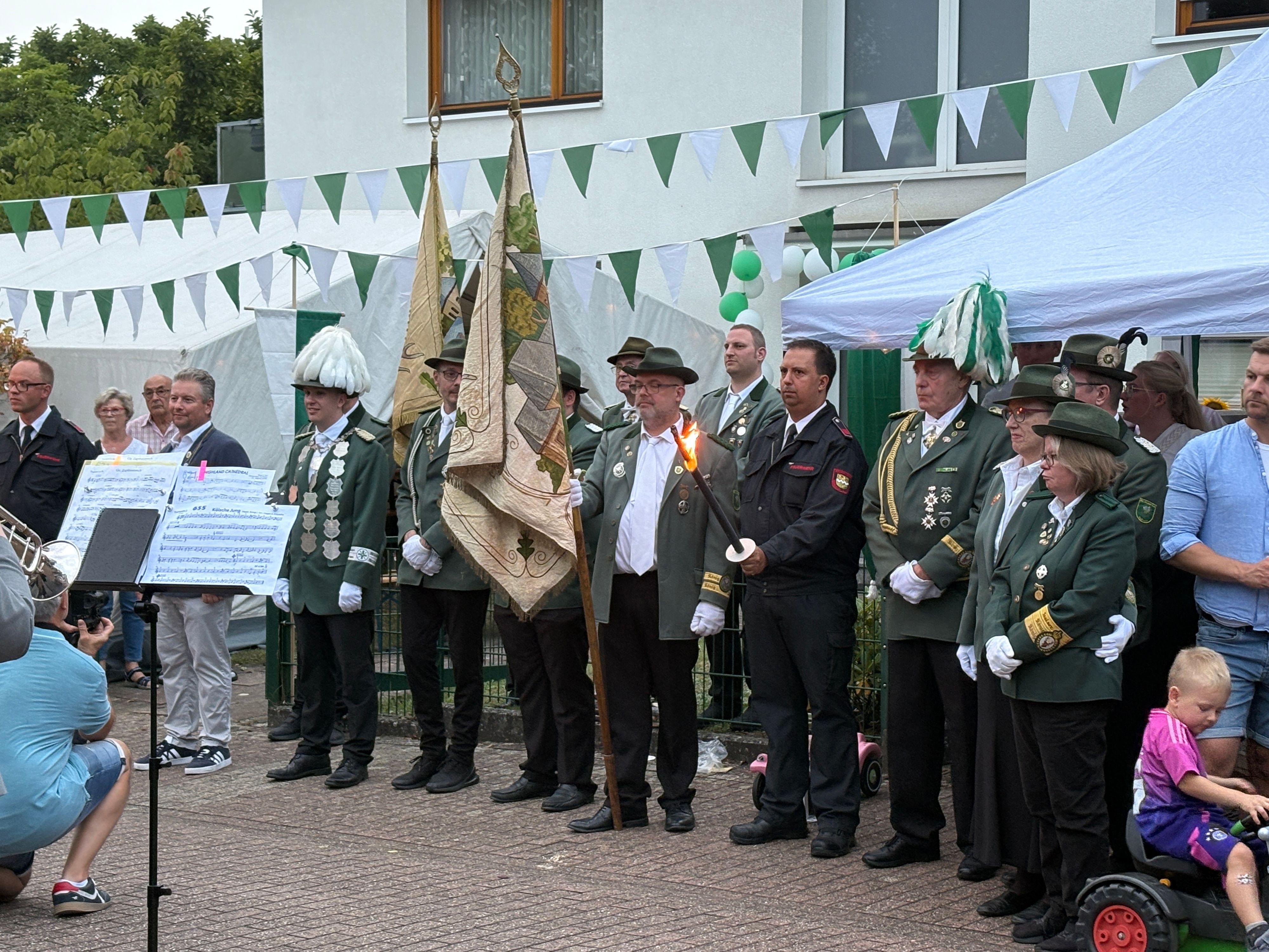 Die Schützen stehen in ihren Uniformen nebeneinander.
