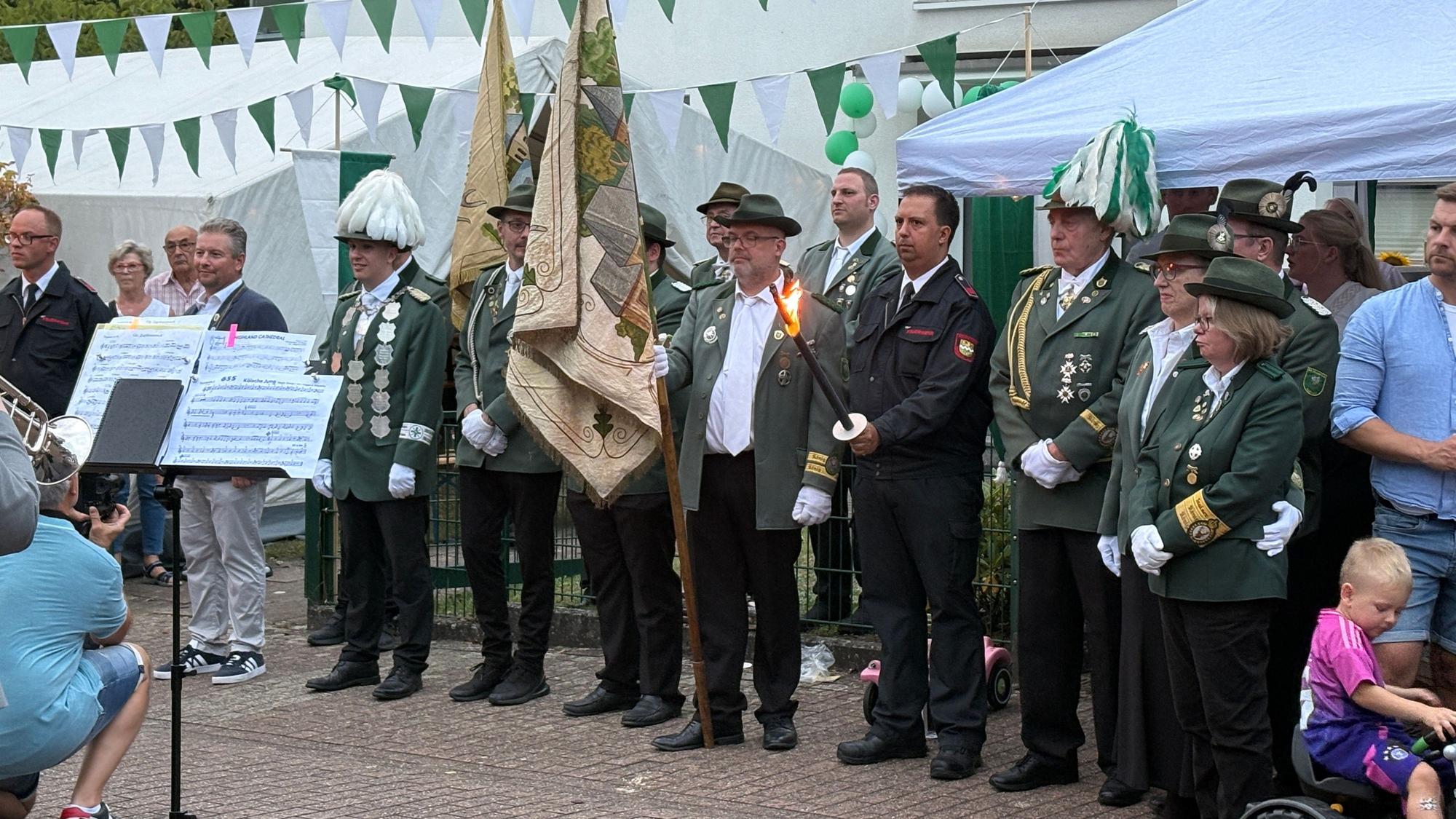 Die Schützen stehen in ihren Uniformen nebeneinander.