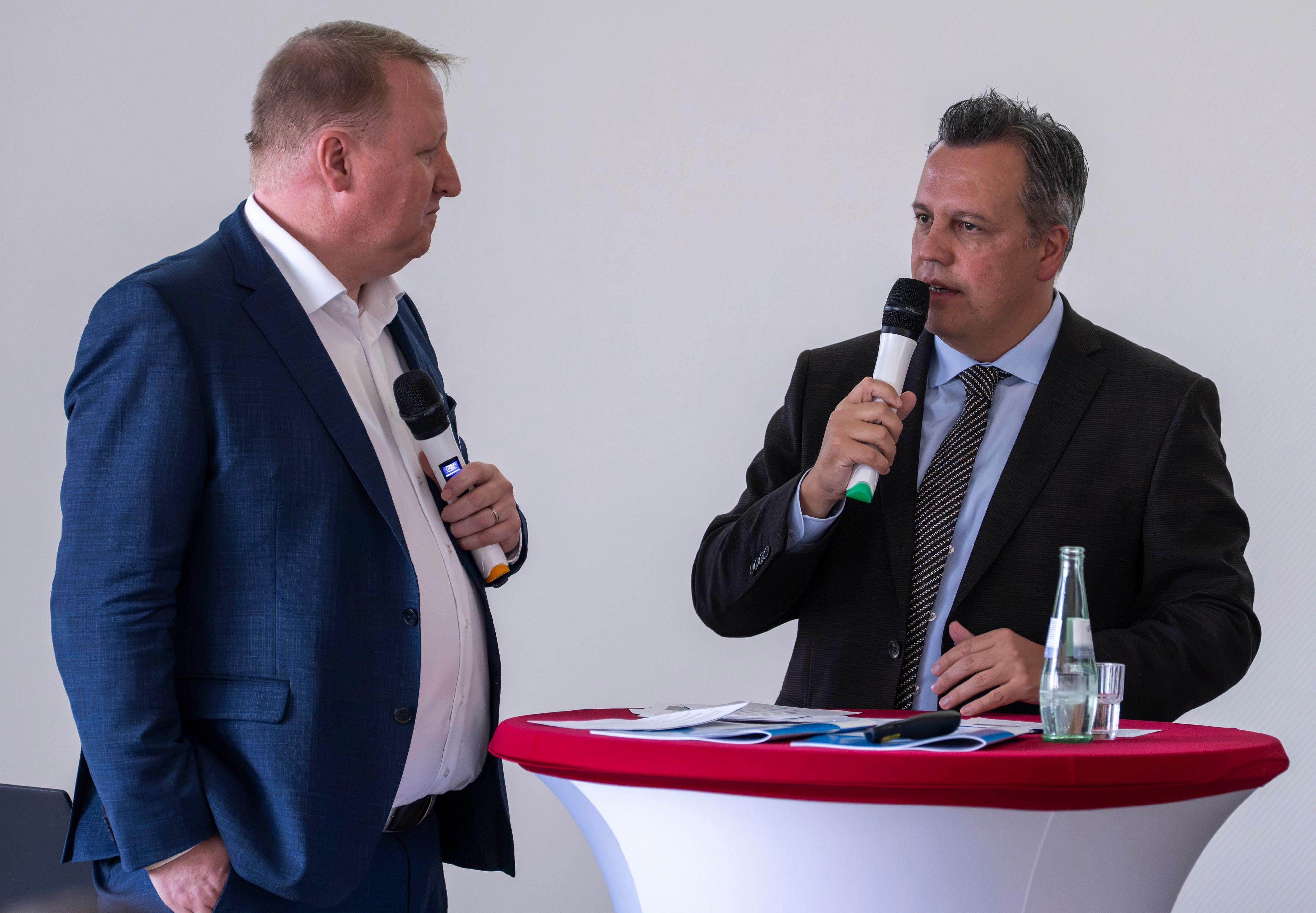 Das Bild zeigt den Bürgermeister der Kreisstadt im Gespräch.