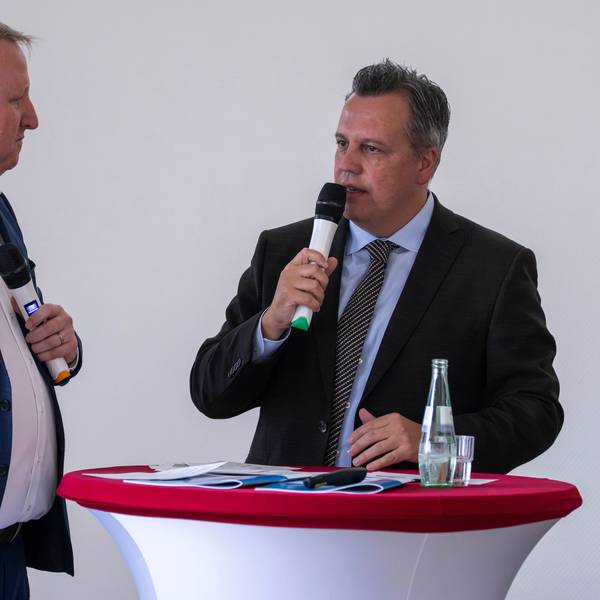 Das Bild zeigt den Bürgermeister der Kreisstadt im Gespräch.