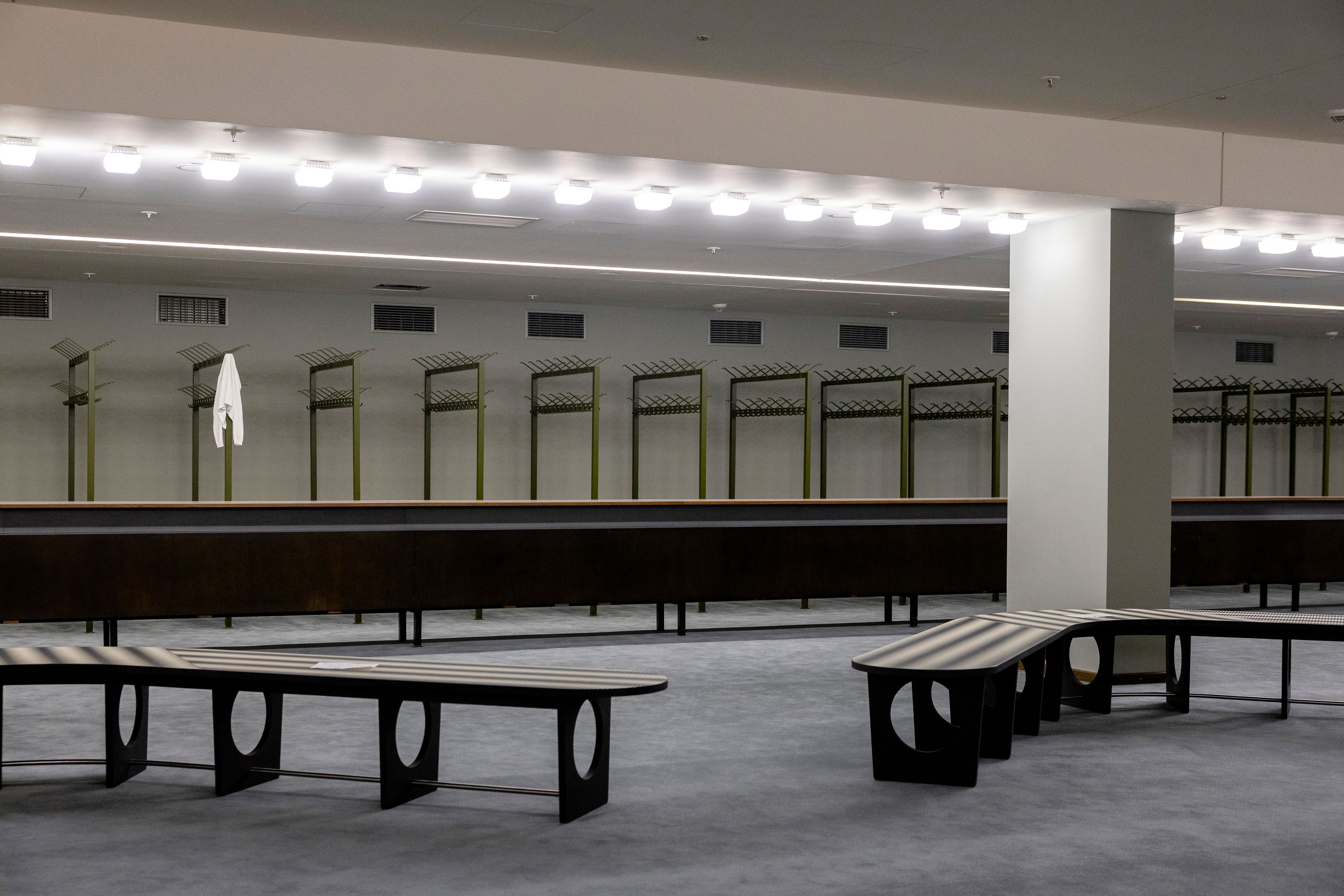 In der Garderobe wurden zurückhaltende Sitzmöbel aufgestellt.