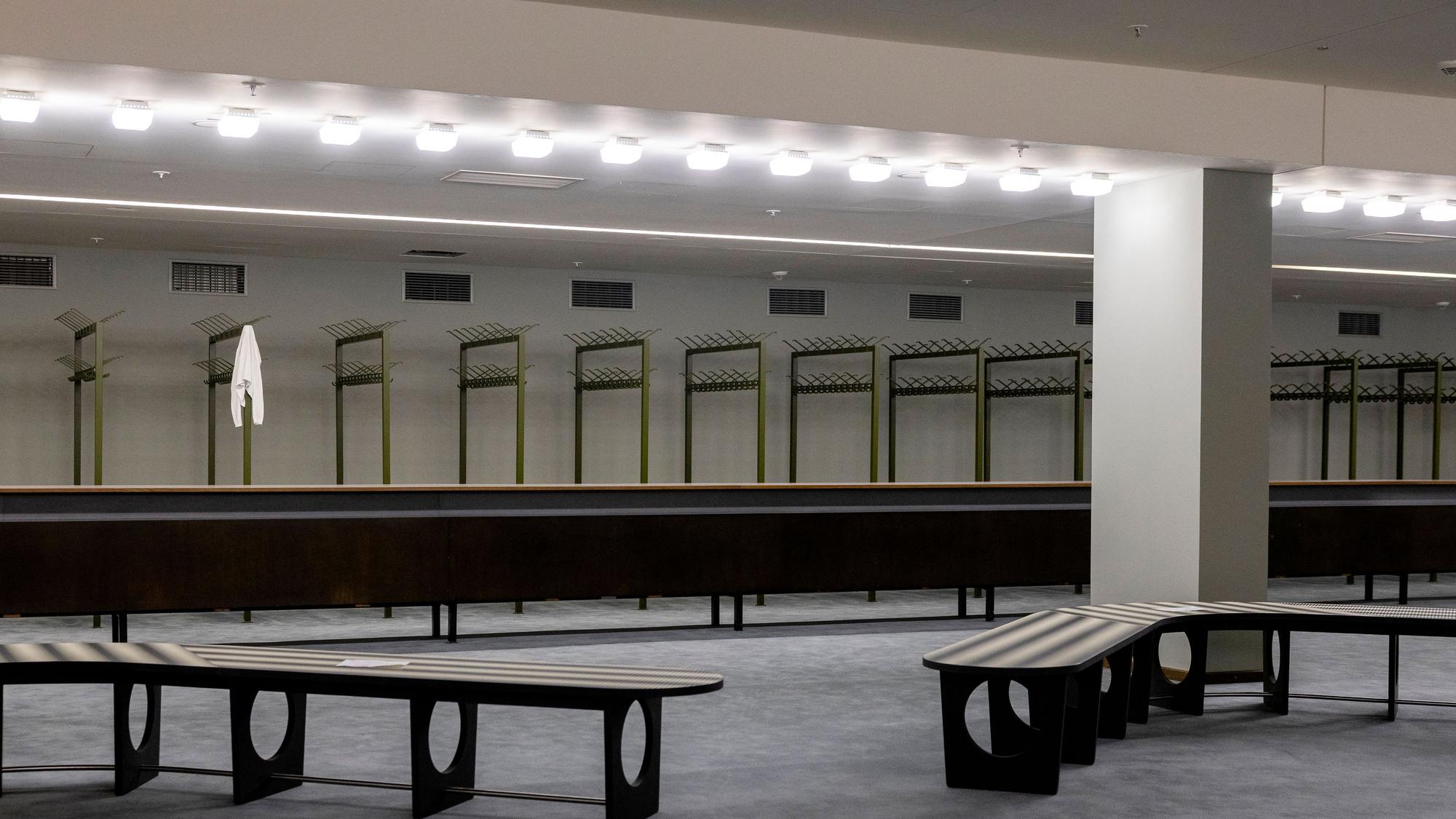 In der Garderobe wurden zurückhaltende Sitzmöbel aufgestellt.