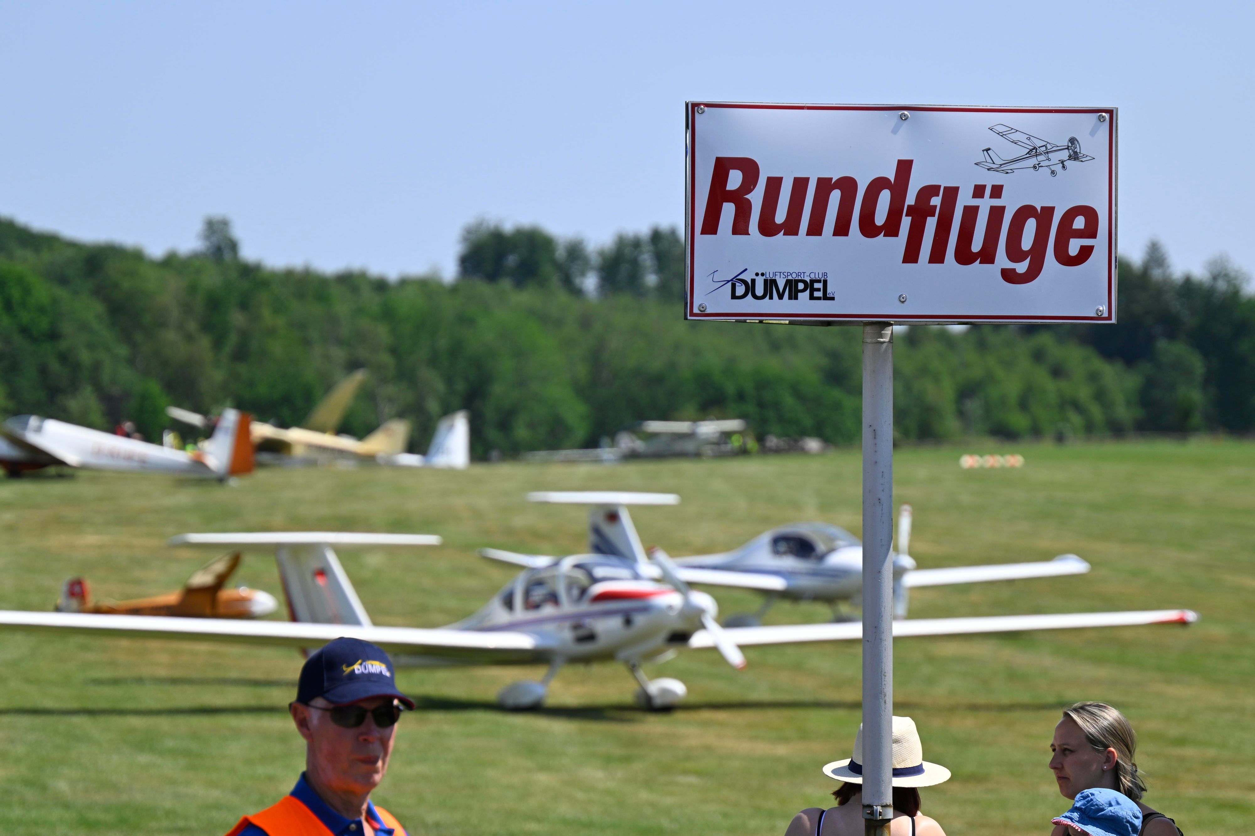 Das Foto zeigt ein Dümpel-Flugplatzfest vor einigen Jahren.