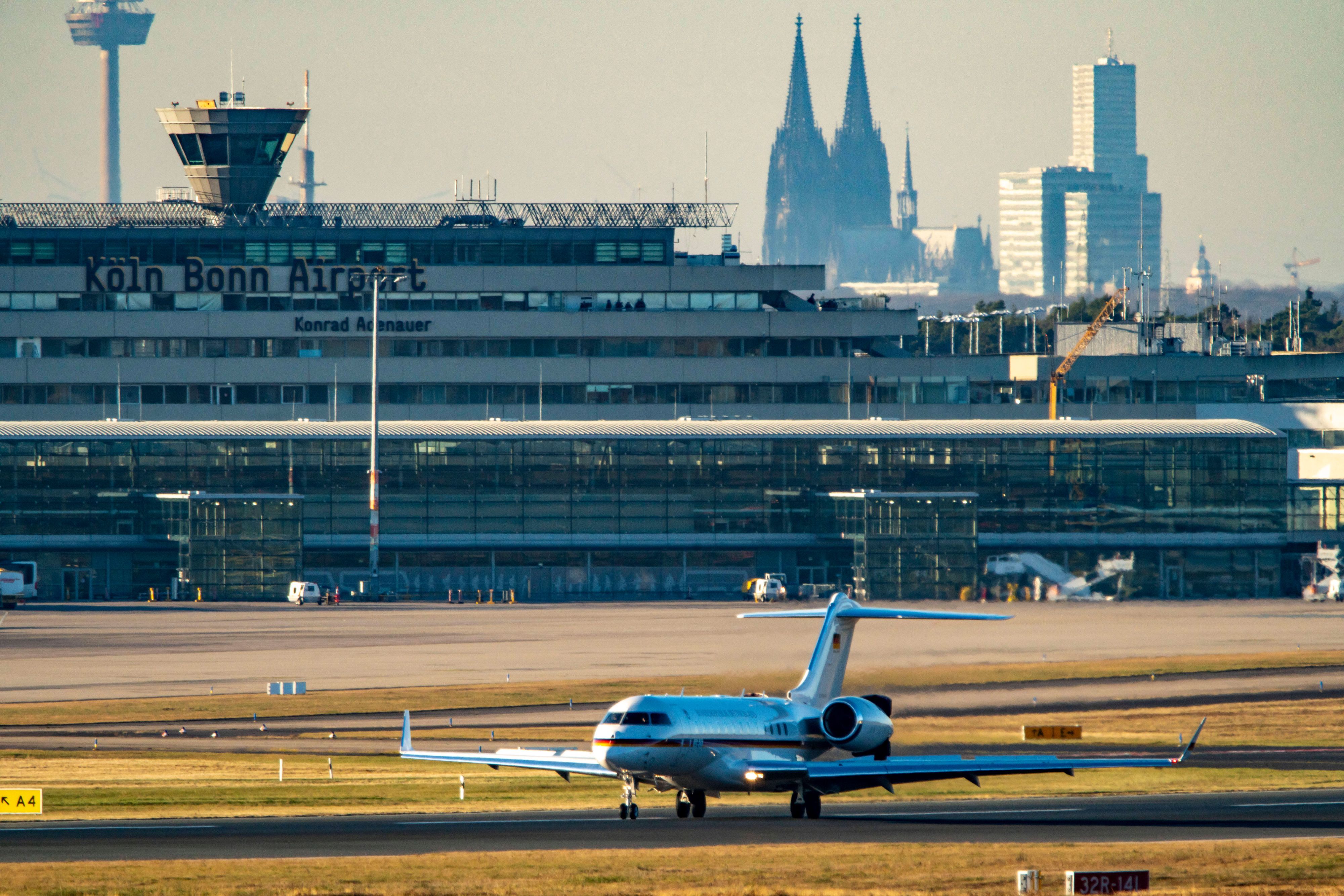 Ein Flugzeug auf einer Landebahn am Flughafen Köln/Bonn. (Archivfoto)
