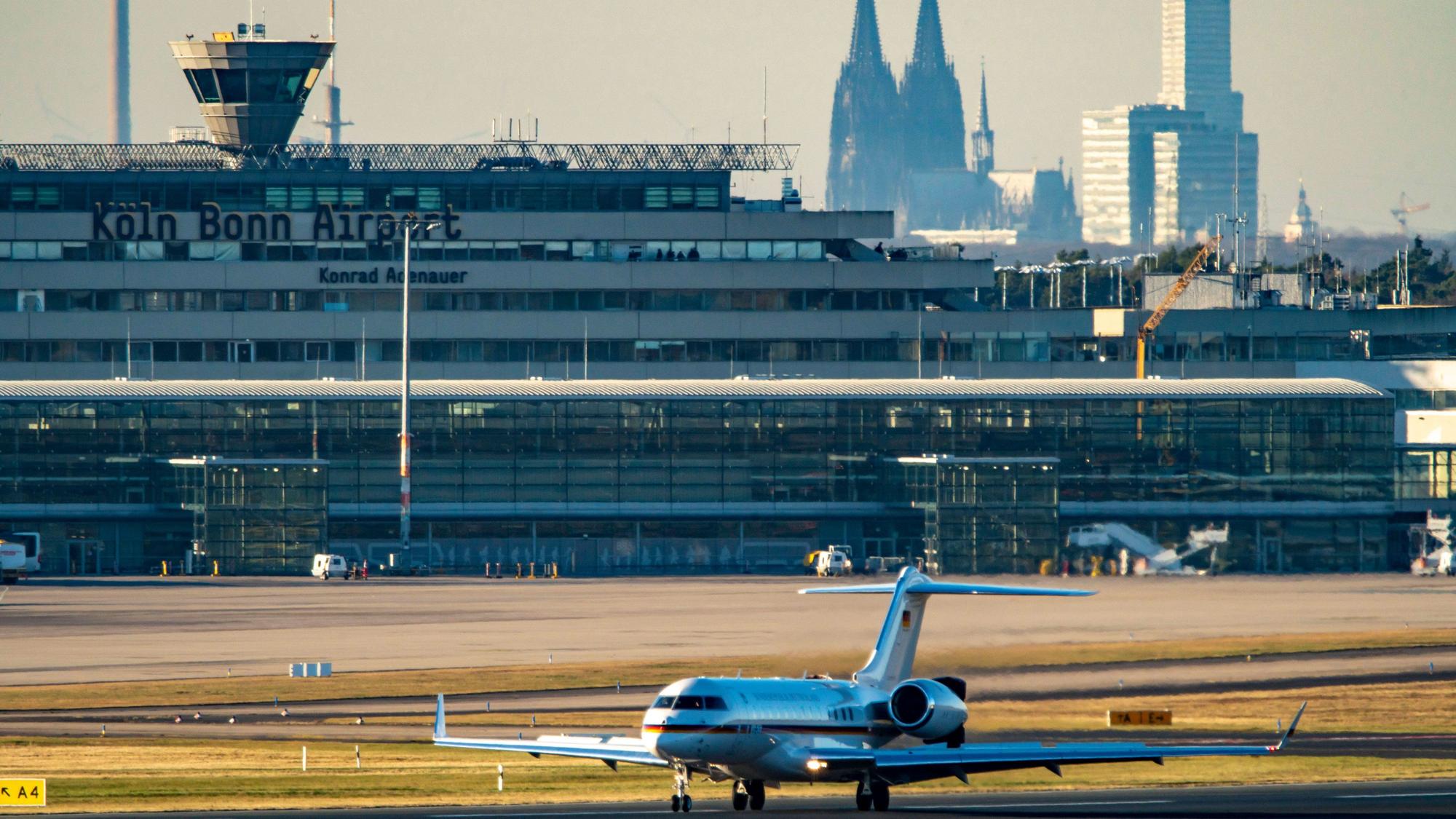 Ein Flugzeug auf einer Landebahn am Flughafen Köln/Bonn. (Archivfoto)