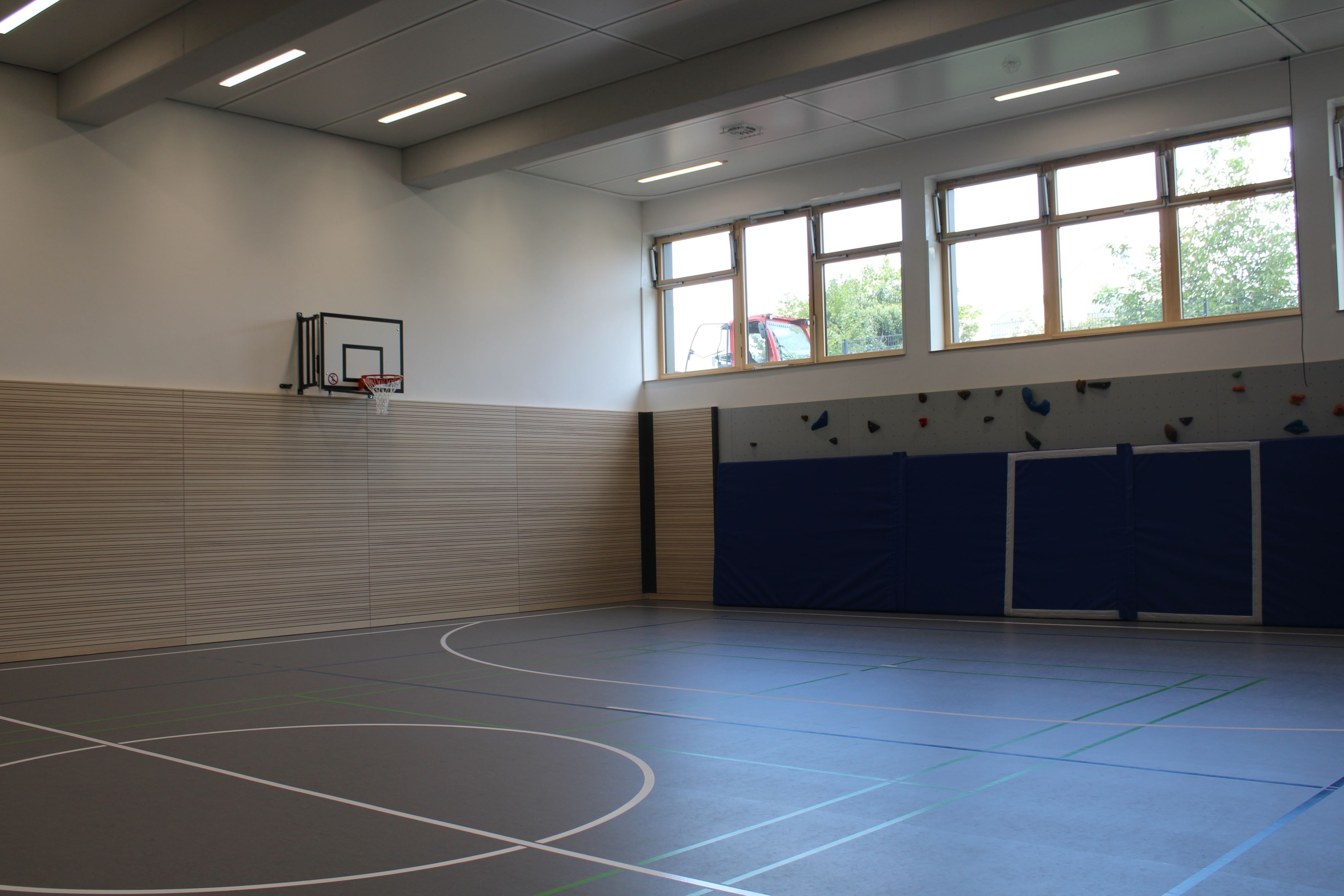 Die einfache Sporthalle im Untergeschoss.