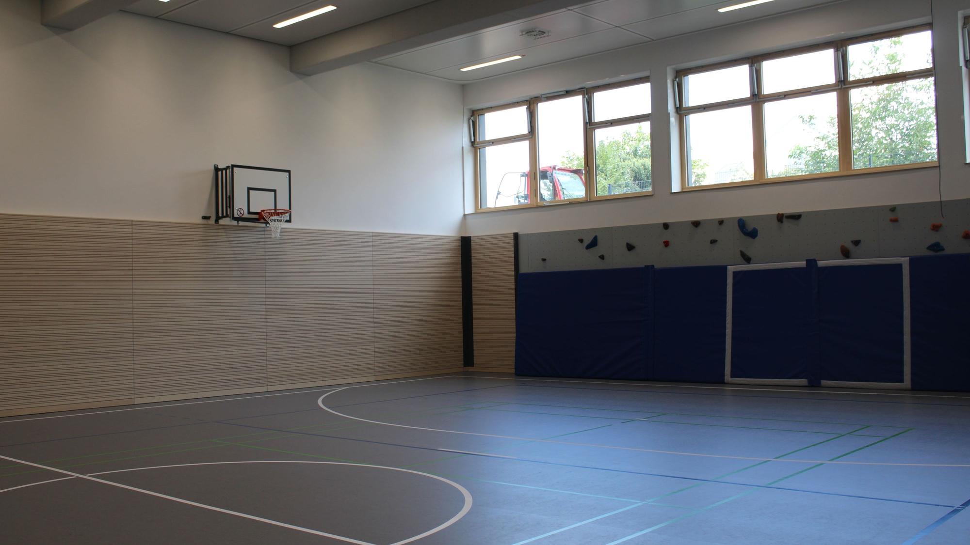 Die einfache Sporthalle im Untergeschoss.