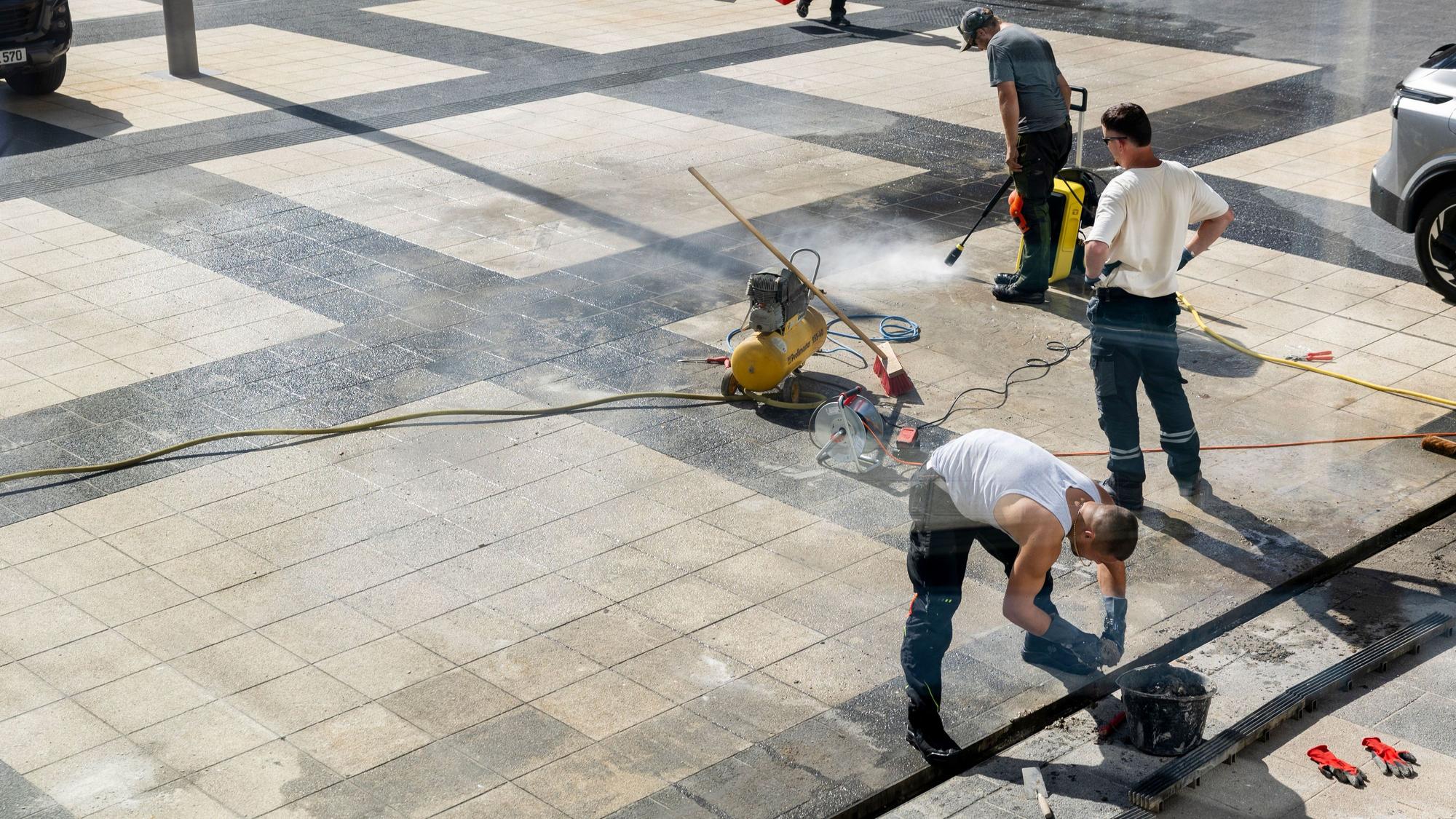 Der Offenbachplatz wird gereinigt.