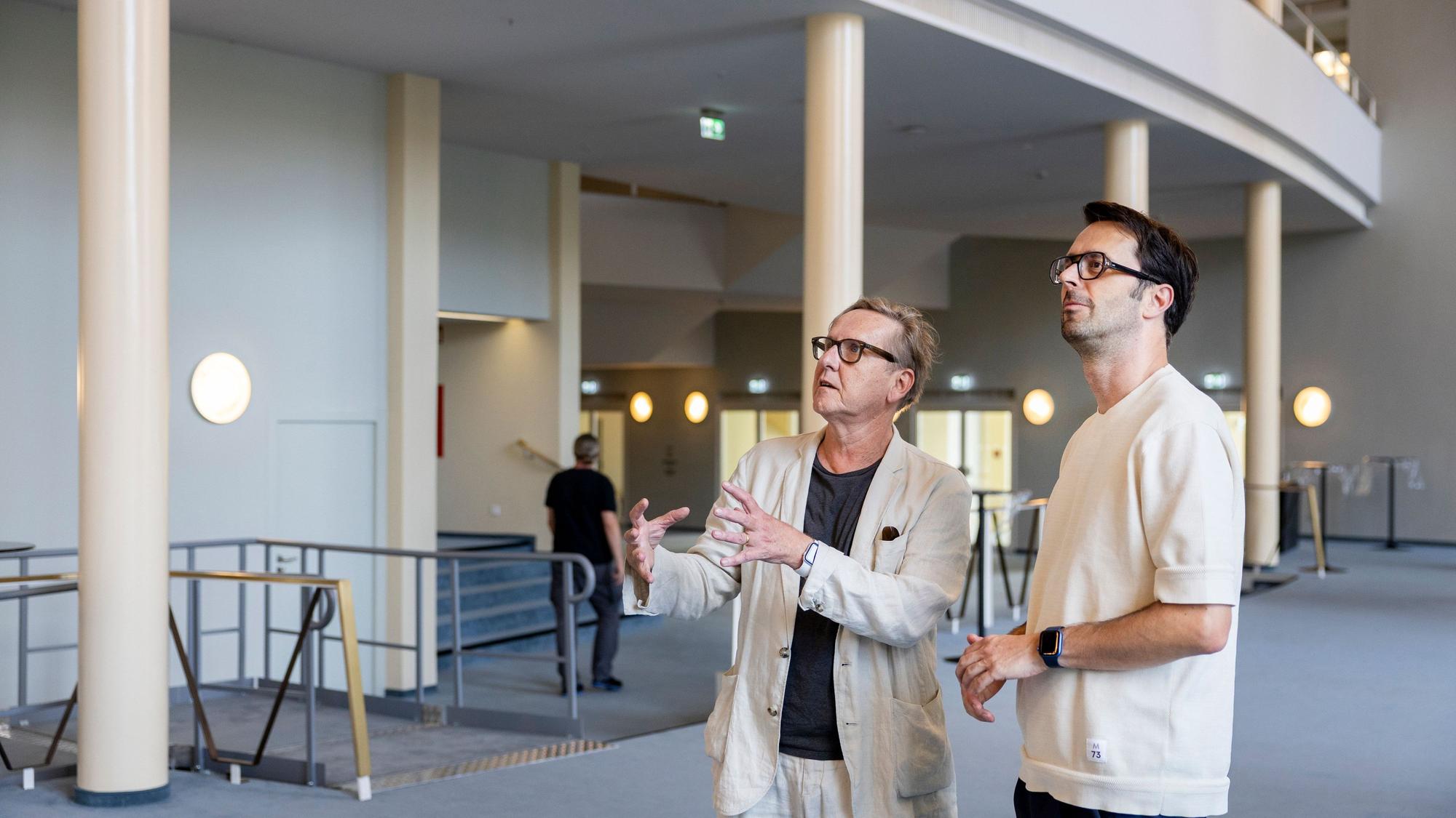 Architekt Remigiusz Otrzonsek und sein Büroleiter Robert Bönsch