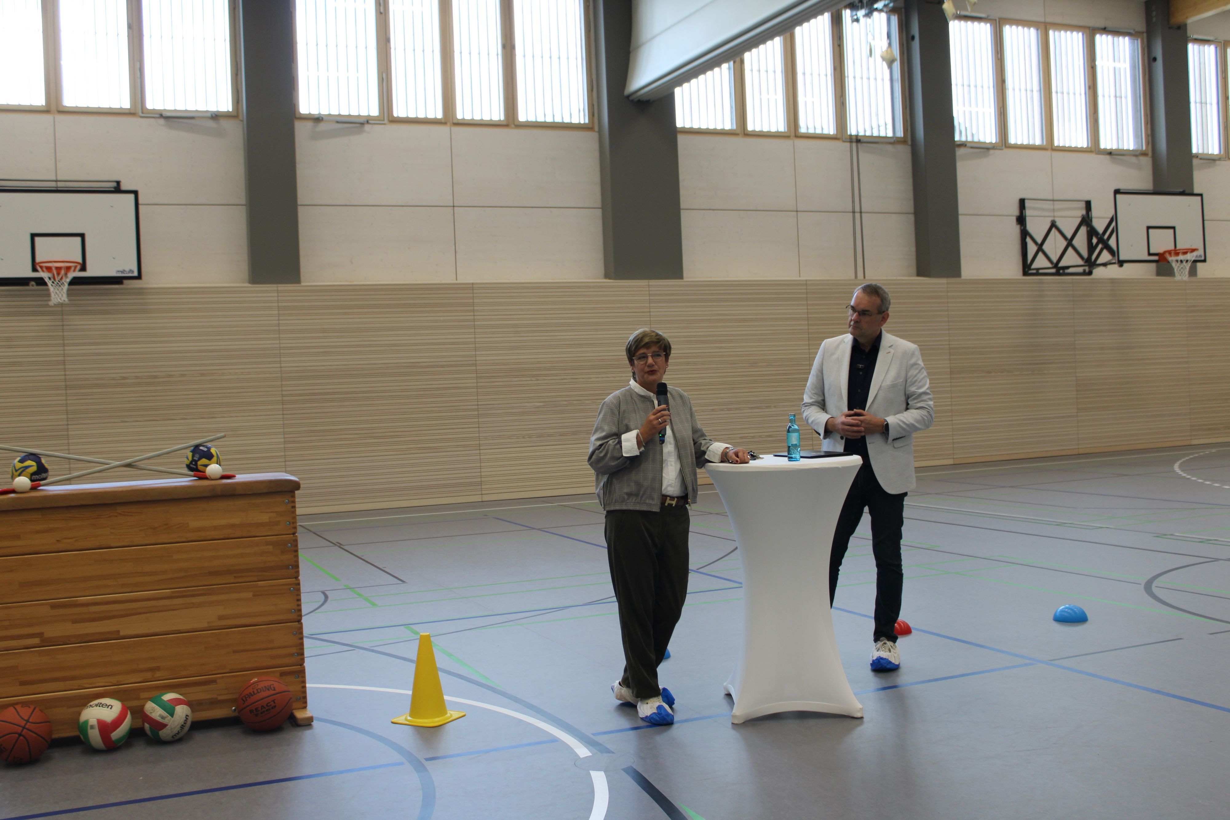 NSchulleiterin Sabine Trautwein und Bürgermeister Stefan Rosemann