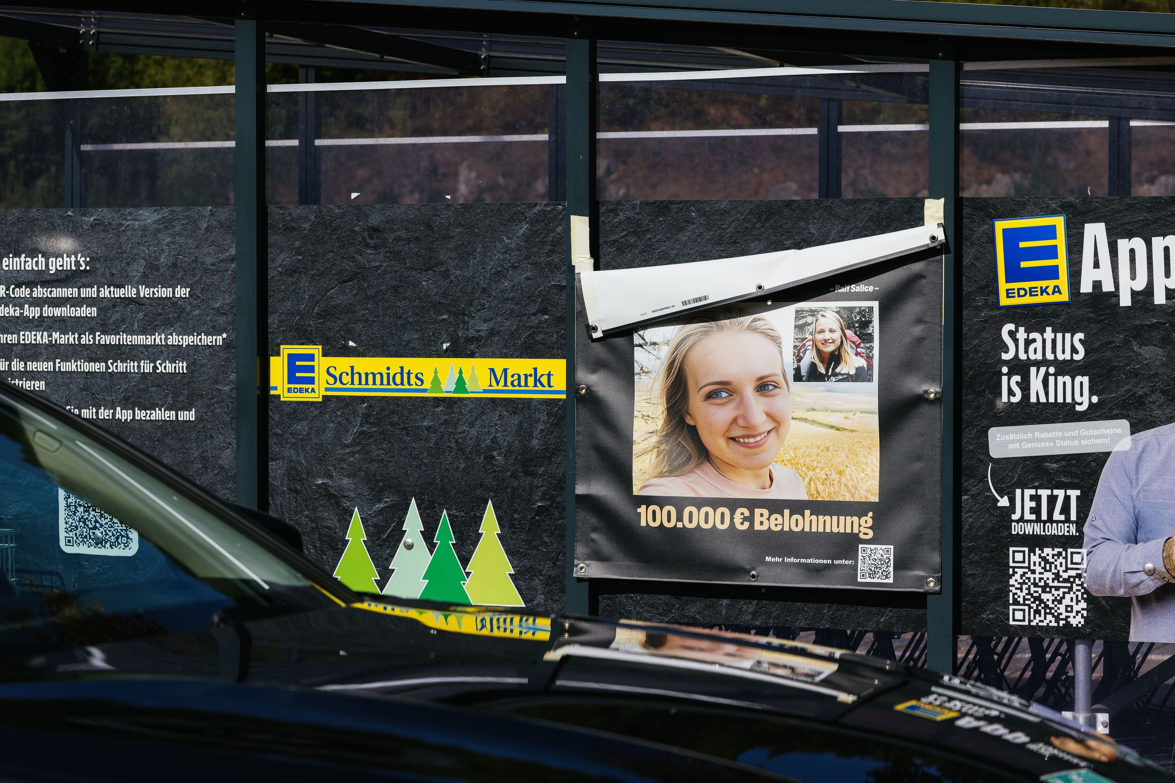 Ein Suchplakat von Scarlett Salice hängt auf dem Gelände eines Supermarkts in Todtmoos.