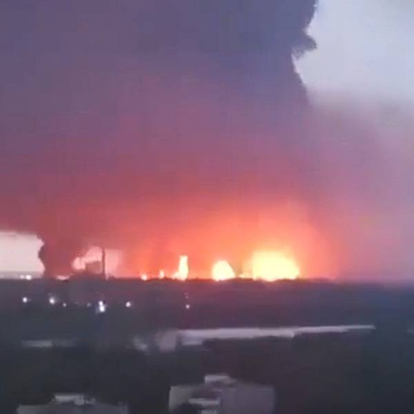 Ein Screenshot aus einem Video soll Brände auf dem Gelände einer Raffinerie in Samara zeigen.