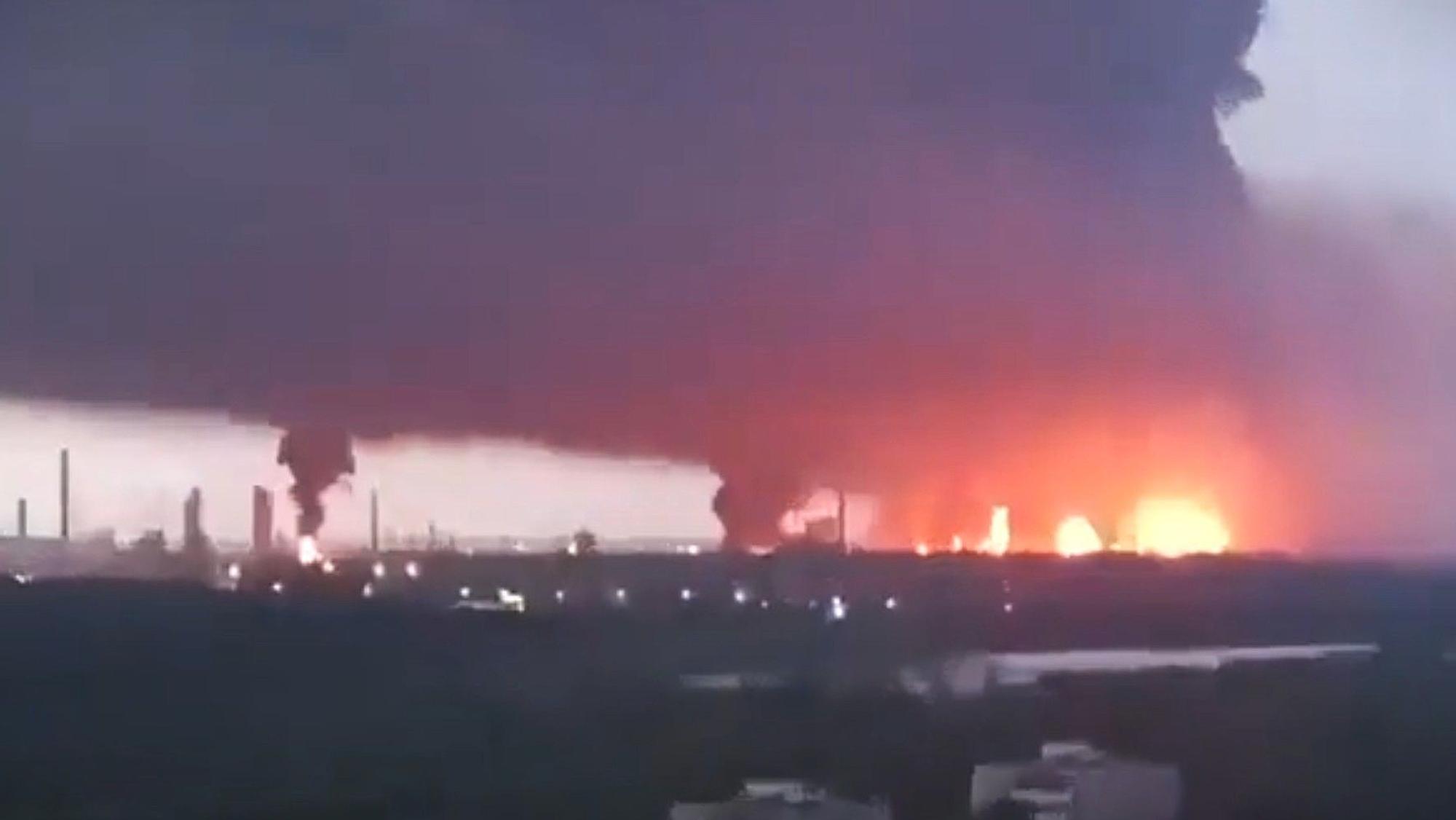 Ein Screenshot aus einem Video soll Brände auf dem Gelände einer Raffinerie in Samara zeigen.