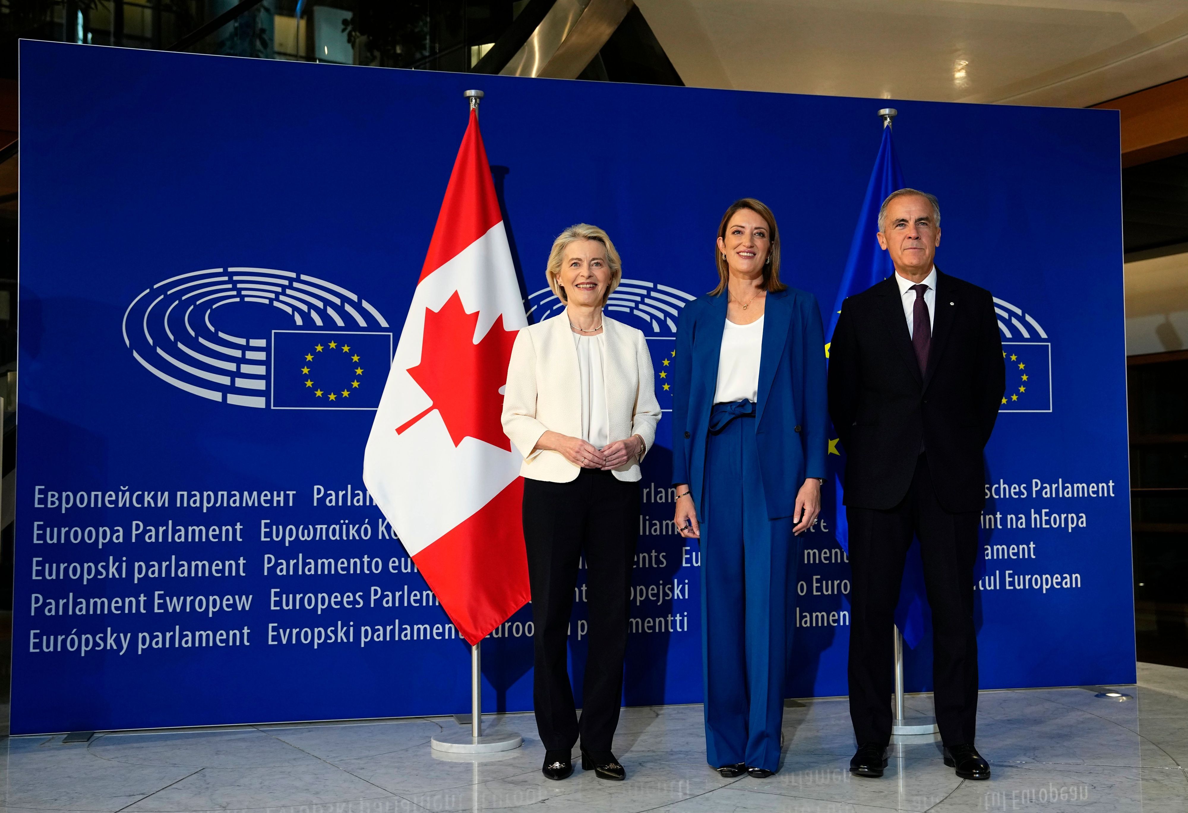 Straßburg: Kanadas Premierminister Mark Carney (r.) wird am Mittwoch (16. September) von der Präsidentin des Europäischen Parlaments, Roberta Metsola (M.), und der Präsidentin der Europäischen Kommission, Ursula von der Leyen (l.), begrüßt