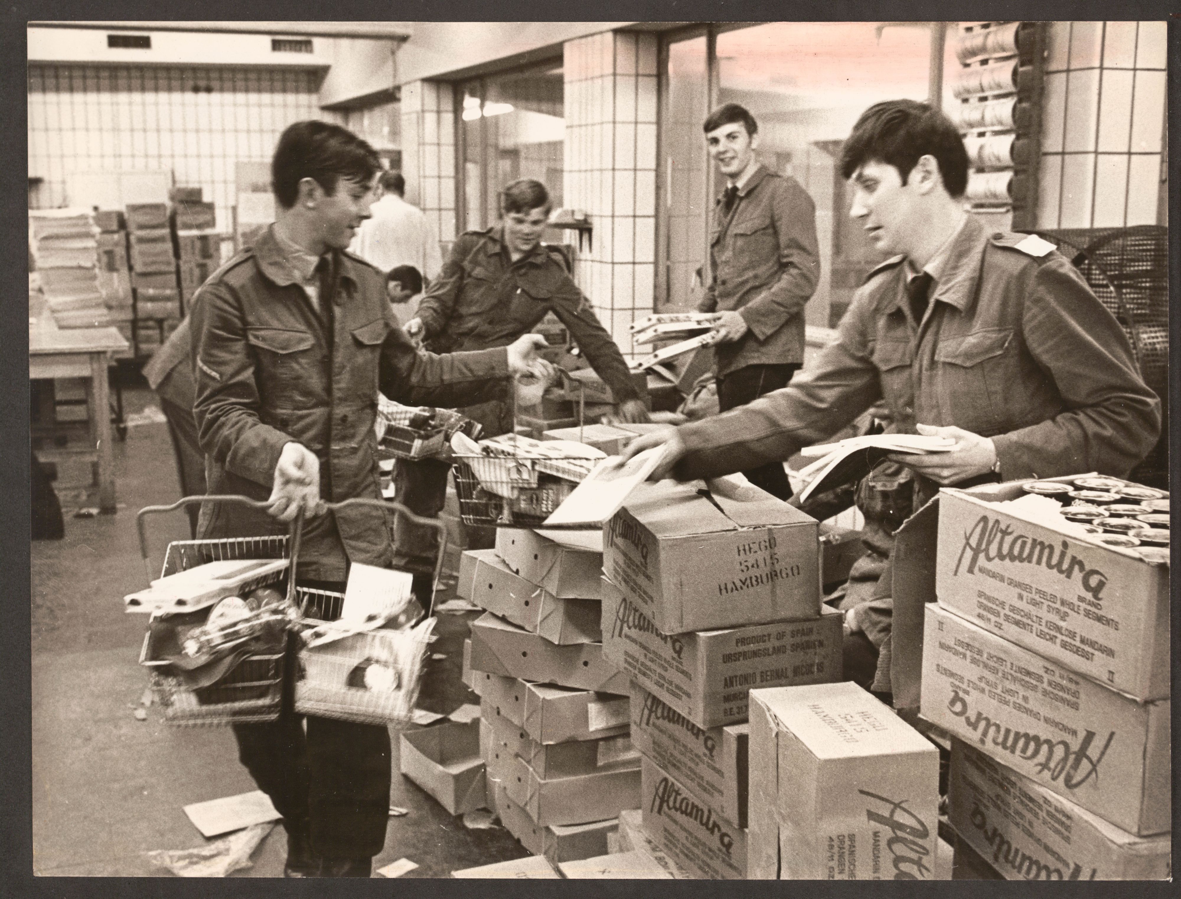 Soldaten der Bundeswehr packen Pakete für Ältere bei einer Aktion der Rundschau-Altenhilfe im Dezember 1970.