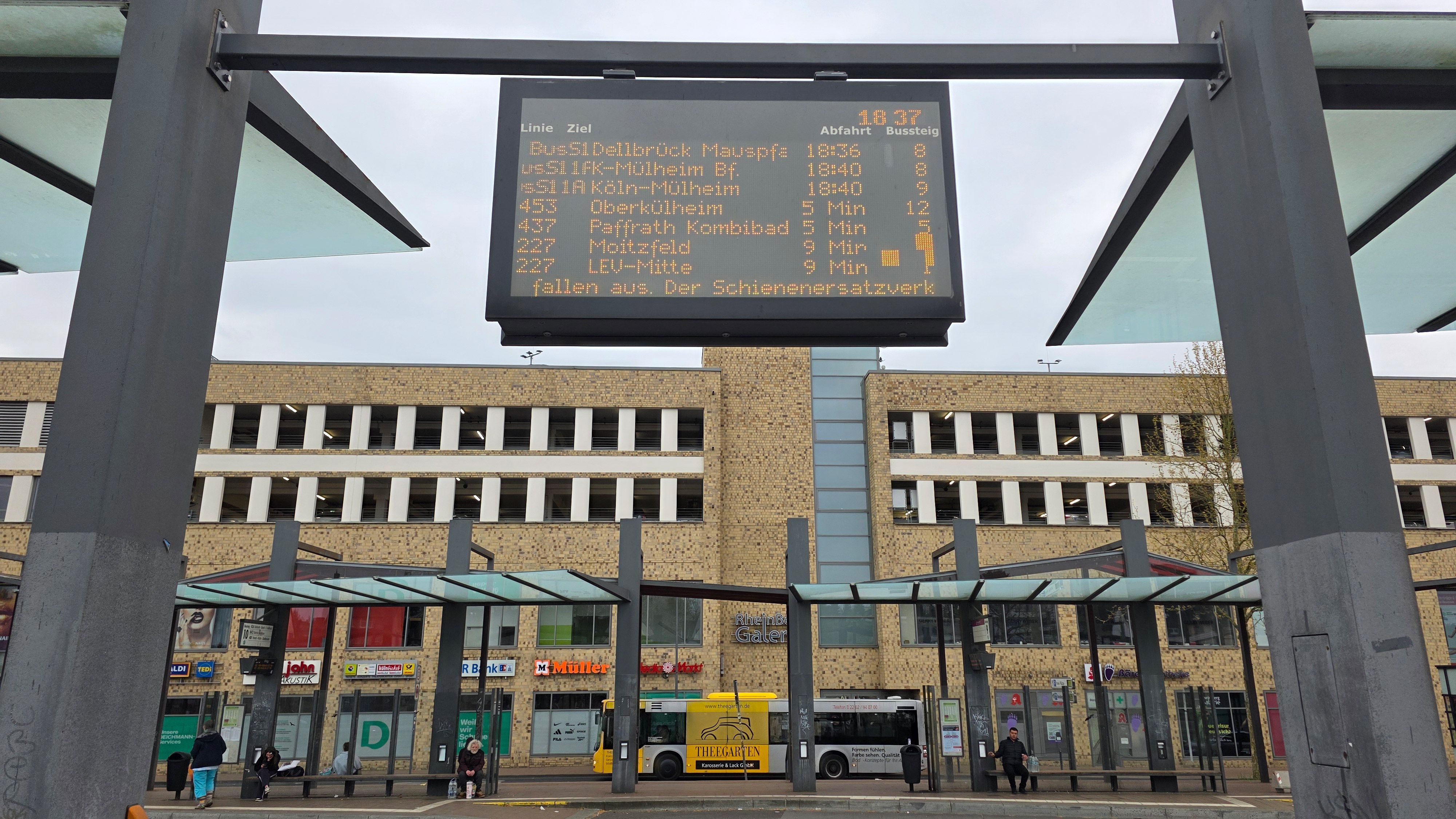 Eine Leuchttafel zeigt am Busbahnhof Bergisch Gladbach Abfahrten für die Busse an.