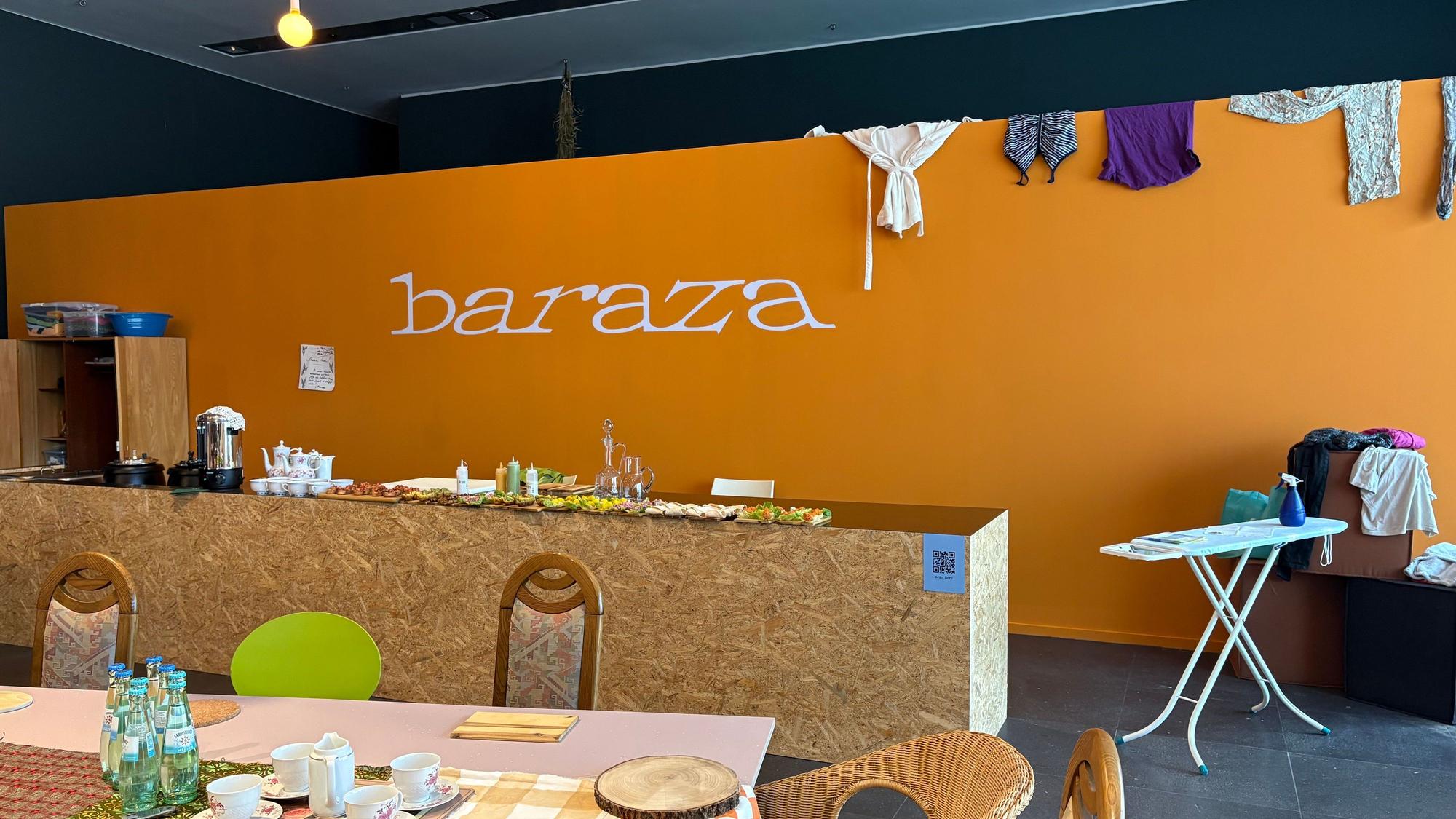 Essen darf man sonst nie in Ausstellungen, aber im Baraza sollen Besucher zusammenkommen und sich bei Tee und Häppchen austauschen.