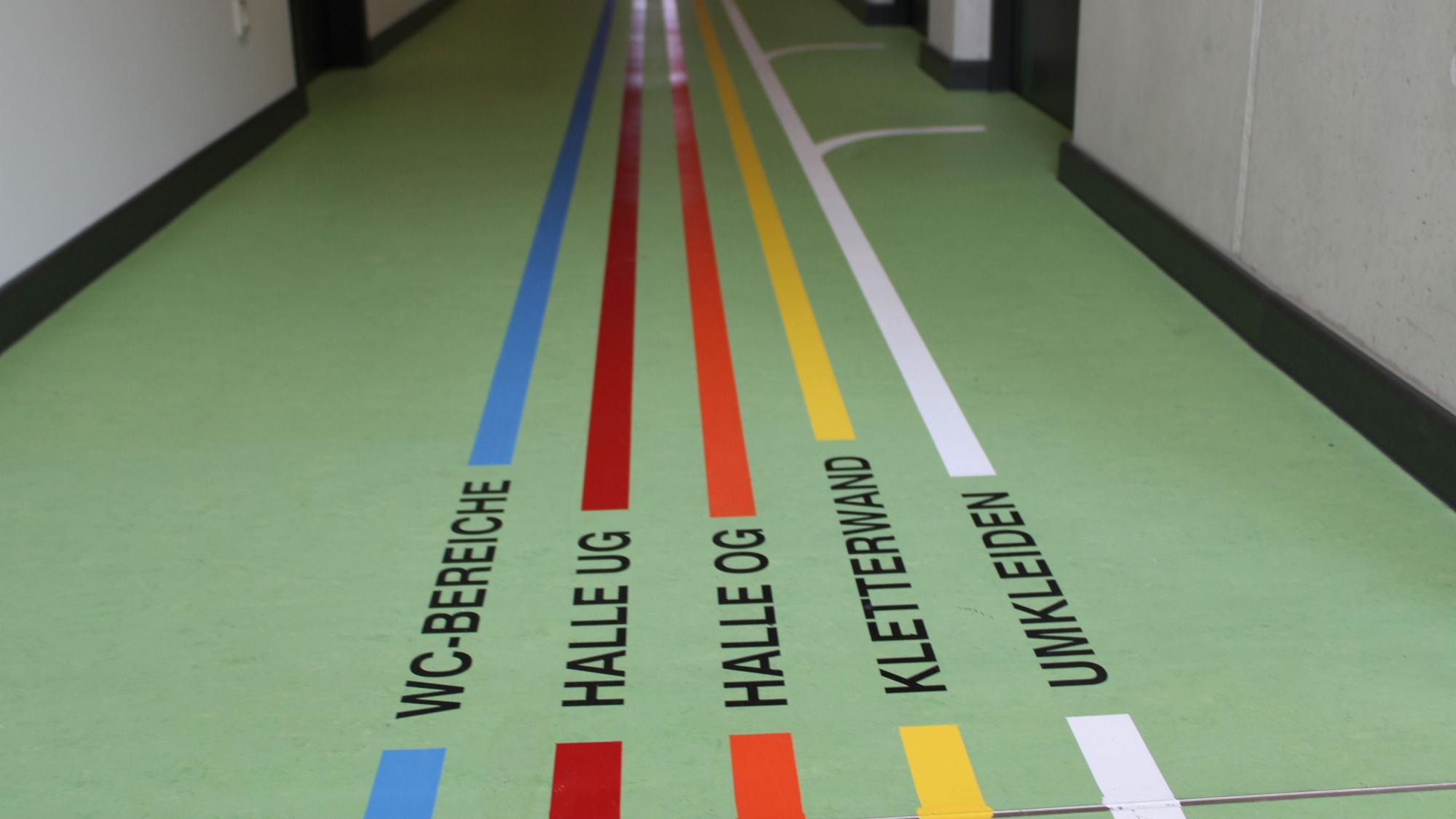 Bunte Linien auf dem Fußboden erleichtern die Orientierung.